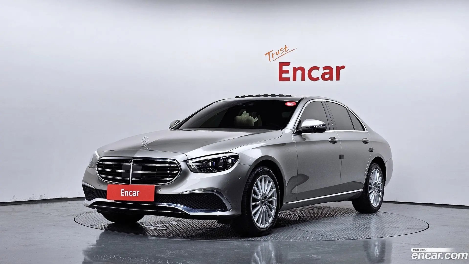 Main__Slider__Photo:E-Class Mercedes-Benz 2023.7-0