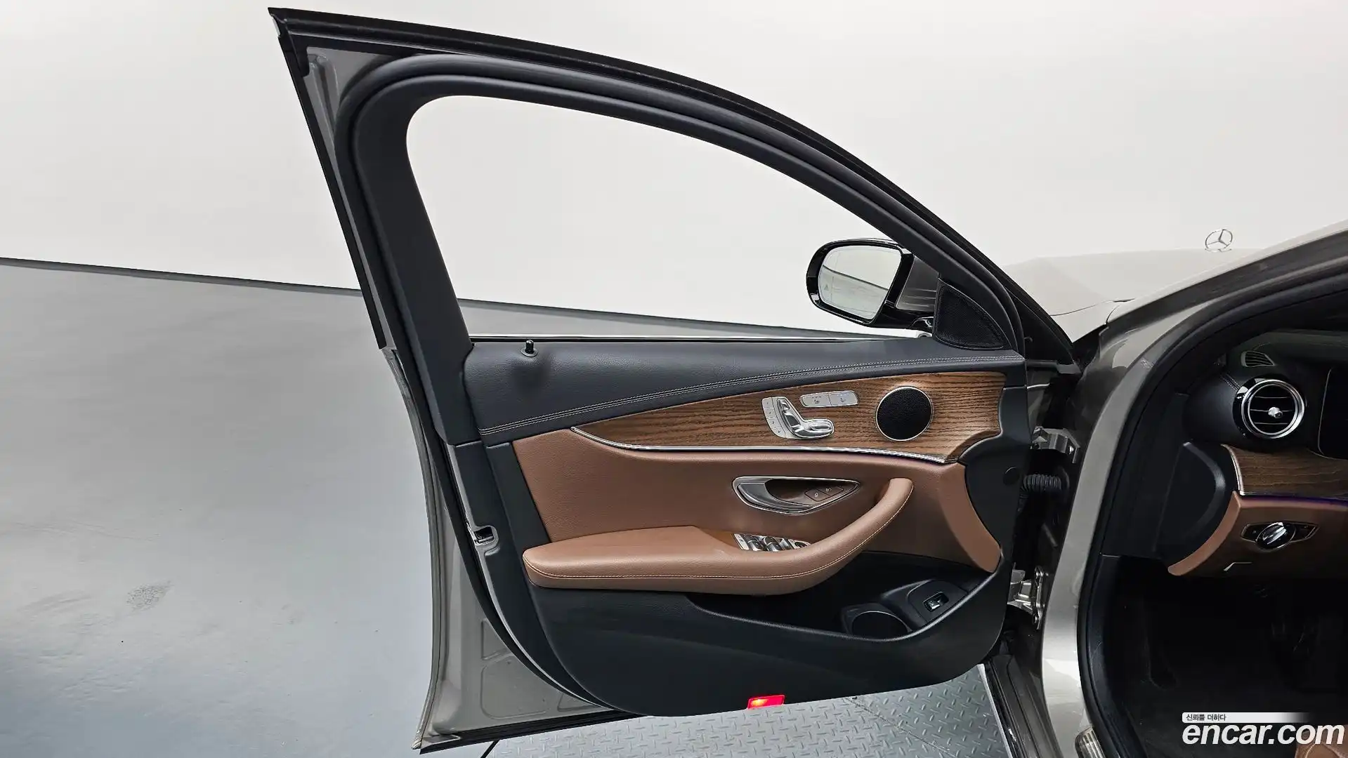 E-Class Mercedes-Benz 2023.7-INNER-034