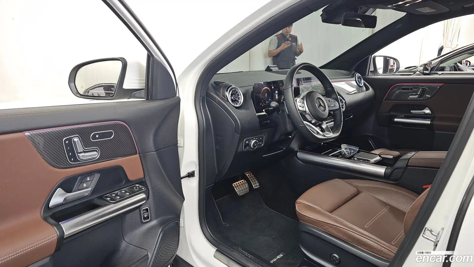 GLA-Class Mercedes-Benz 2022.11-INNER-010