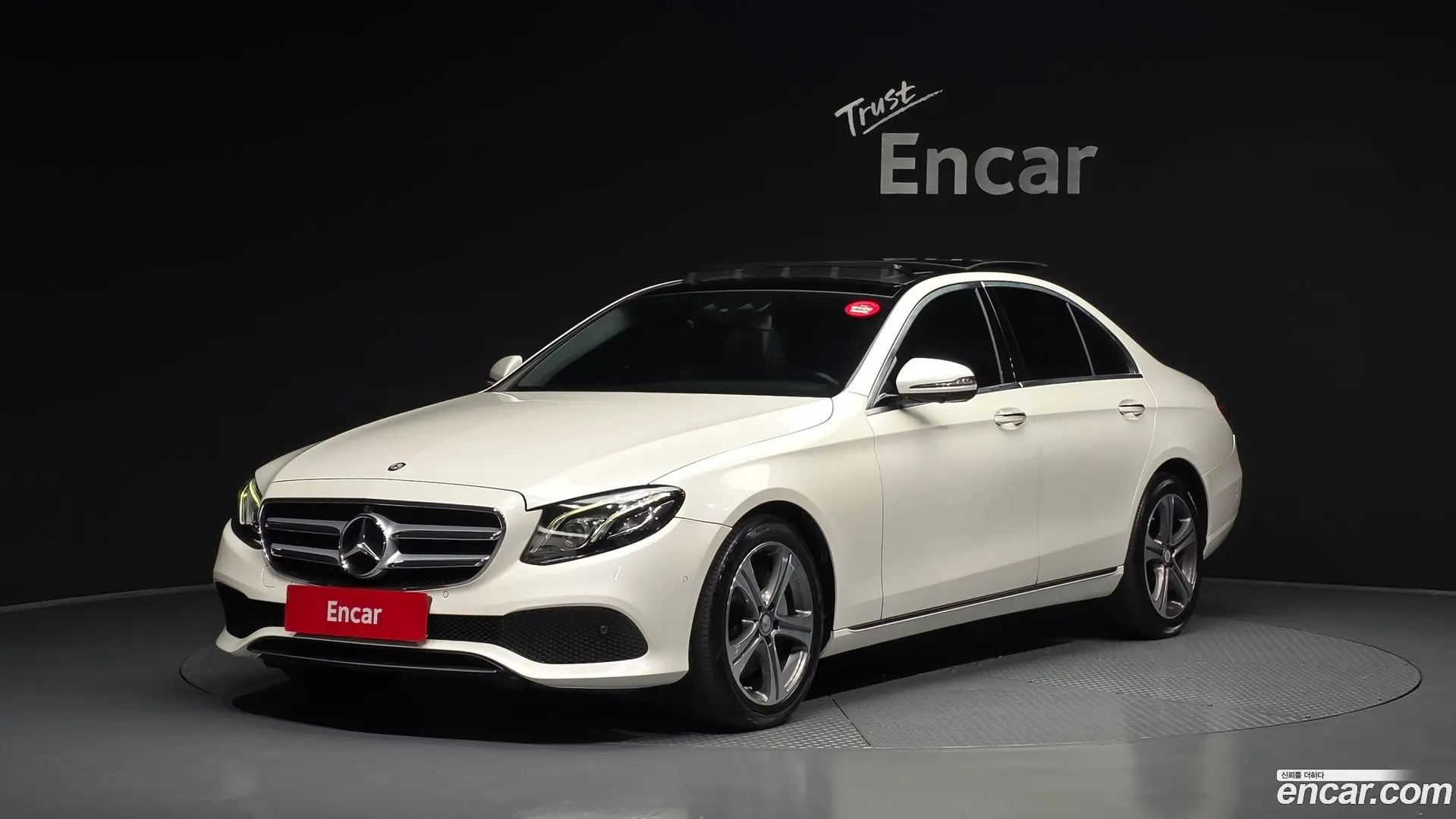 Main__Slider__Photo:E-Class Mercedes-Benz 2016.10-0