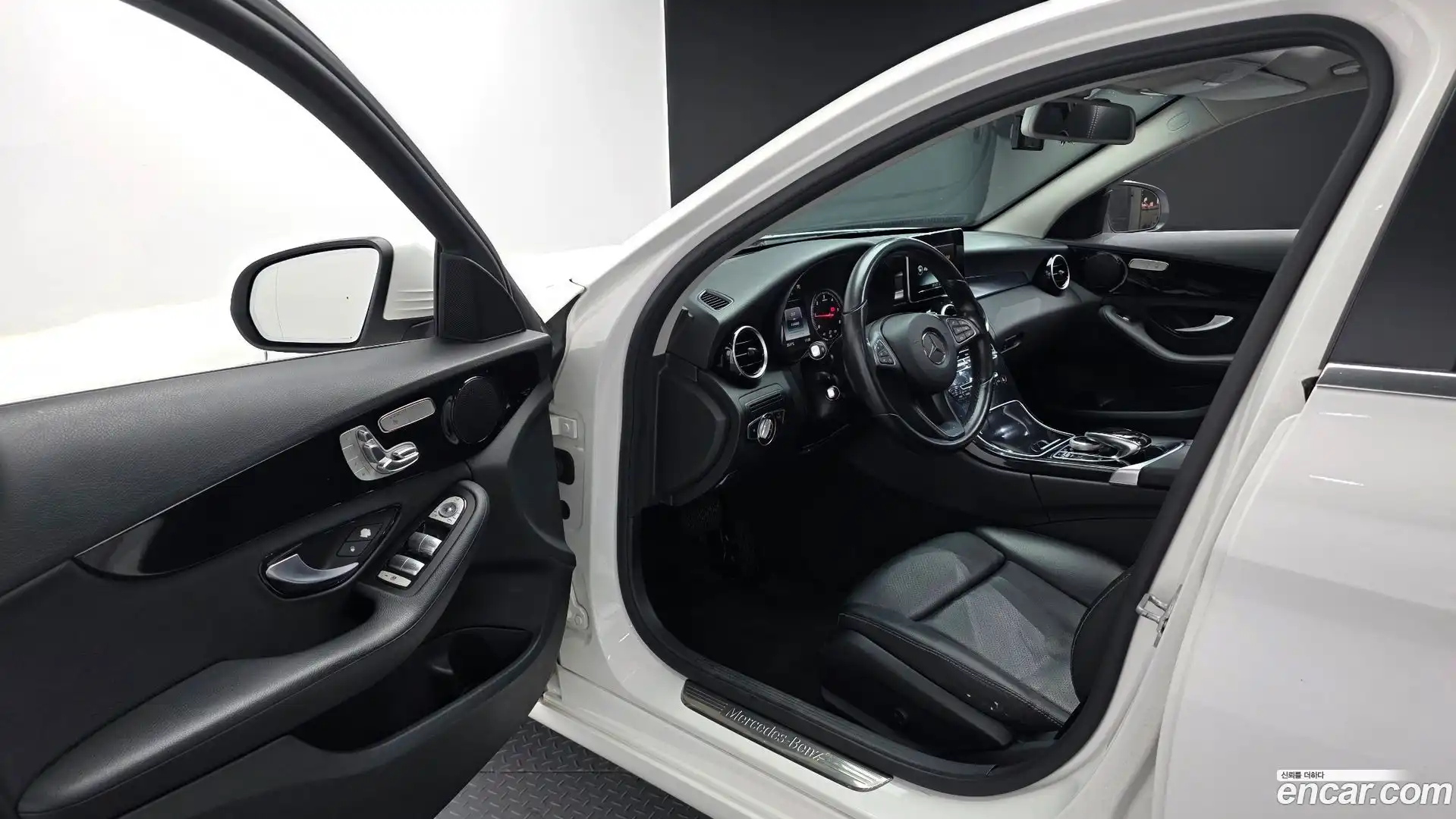 C-Class Mercedes-Benz 2015.9-INNER-010