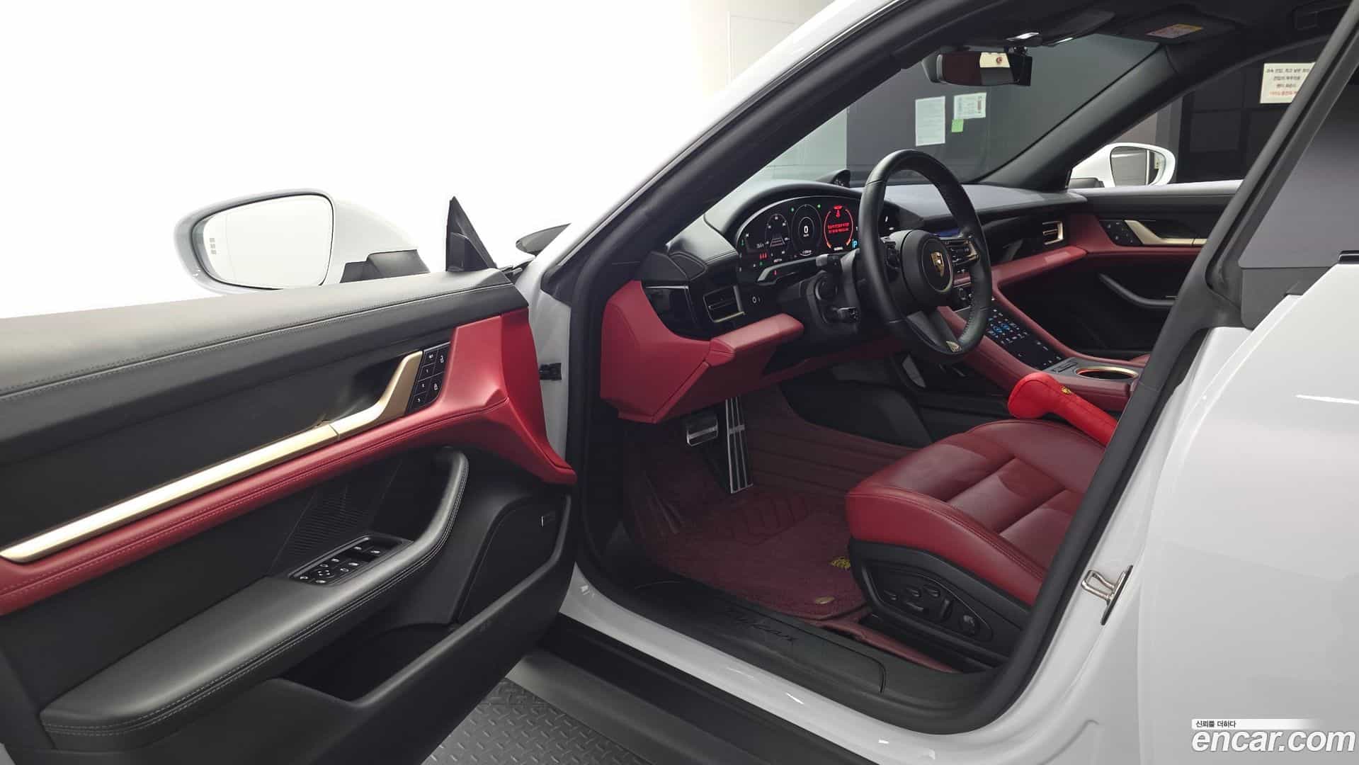 Taycan Porsche 2022.3-INNER-010