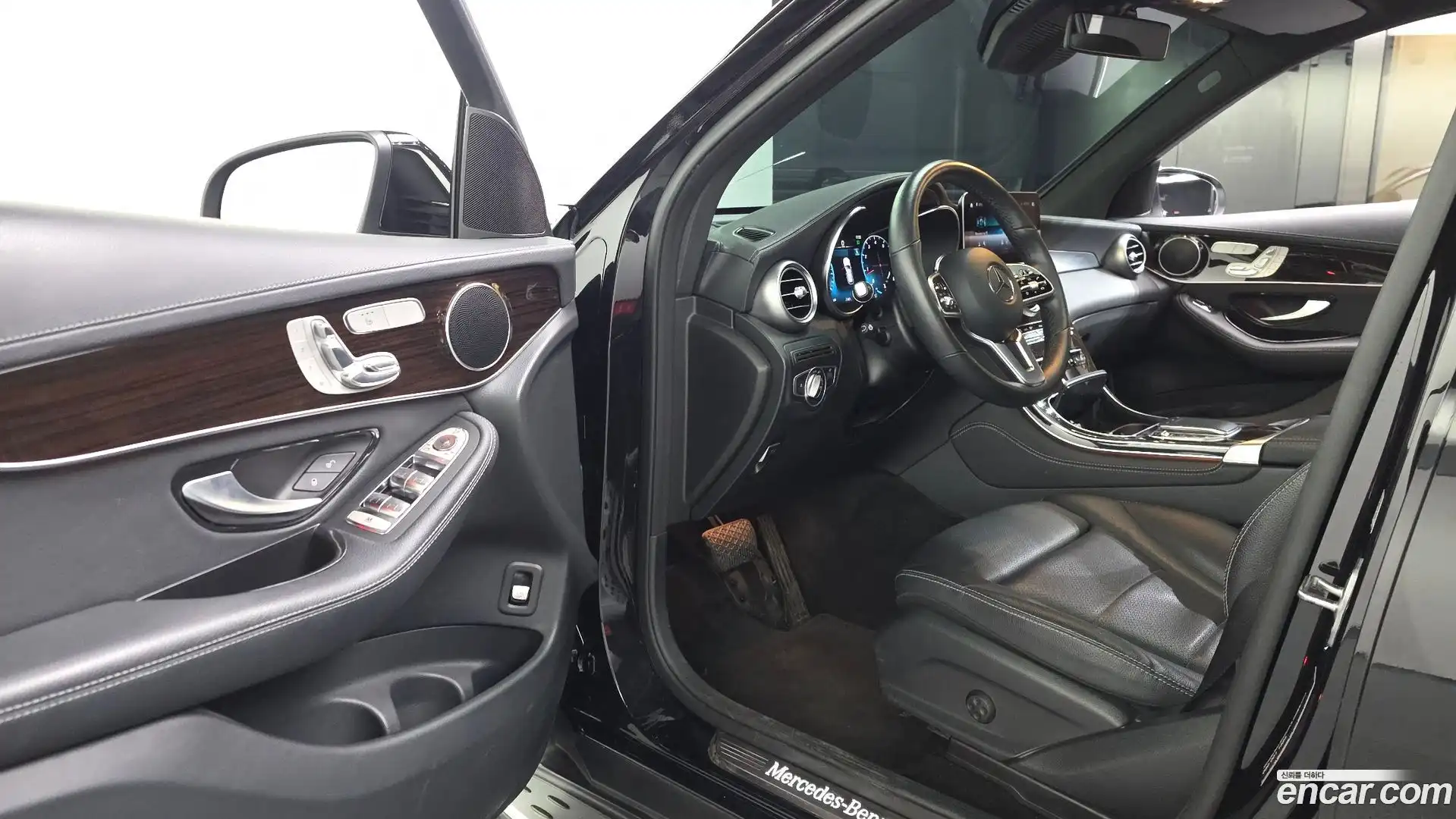 GLC-Class Mercedes-Benz 2020.0-INNER-010