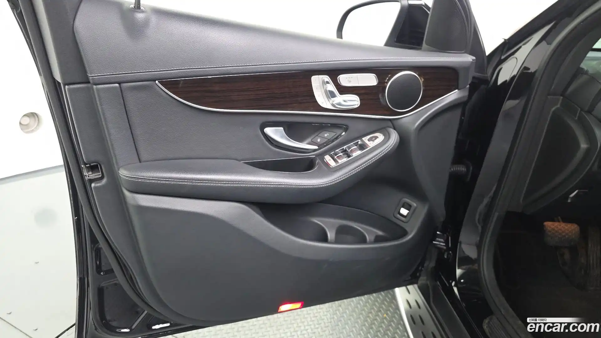GLC-Class Mercedes-Benz 2020.0-INNER-034