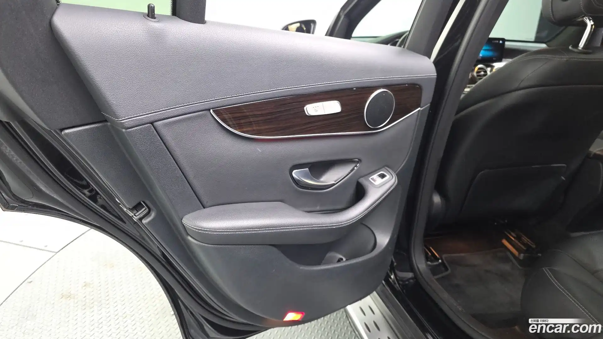 GLC-Class Mercedes-Benz 2020.0-INNER-035