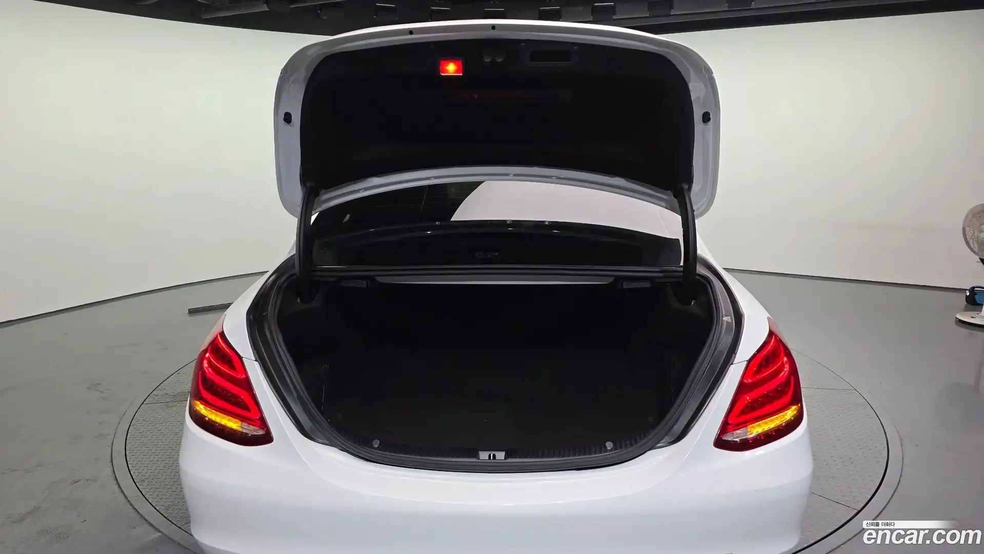 C-Class Mercedes-Benz 2018.0-OPTION-024