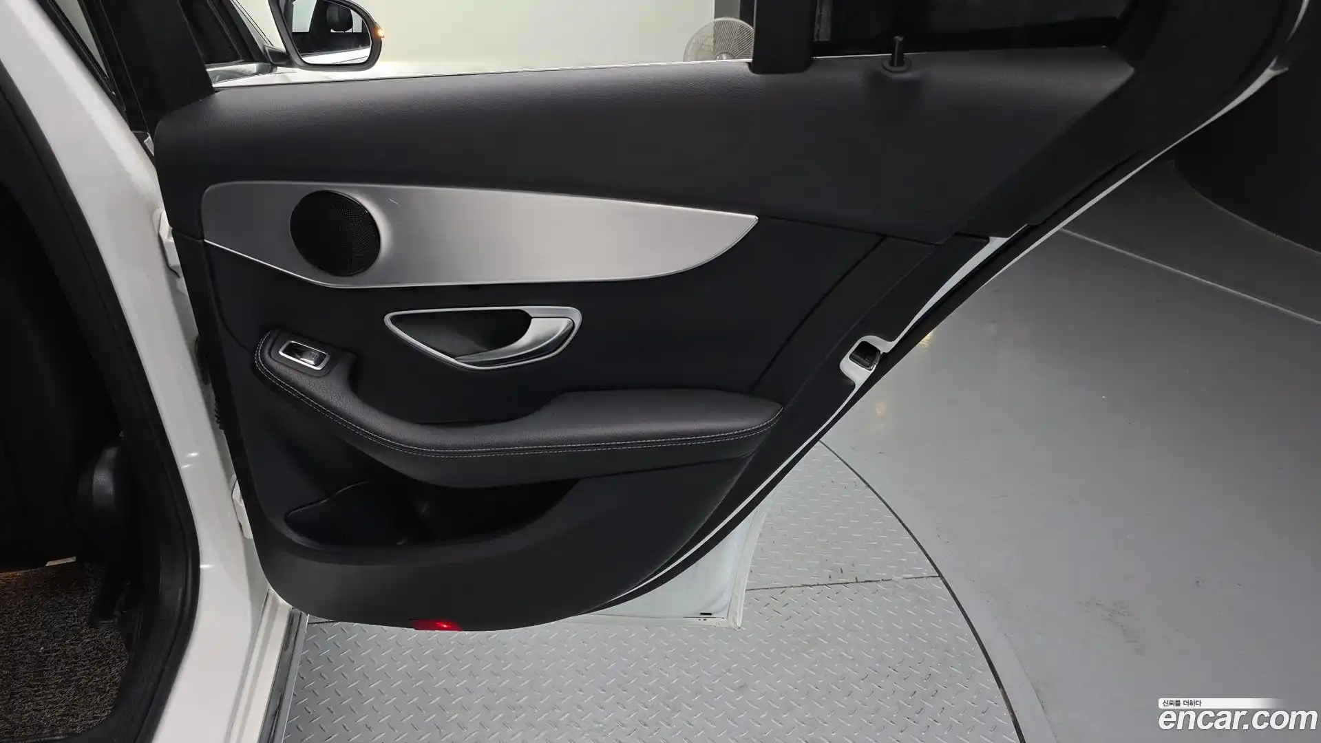 C-Class Mercedes-Benz 2018.0-INNER-035