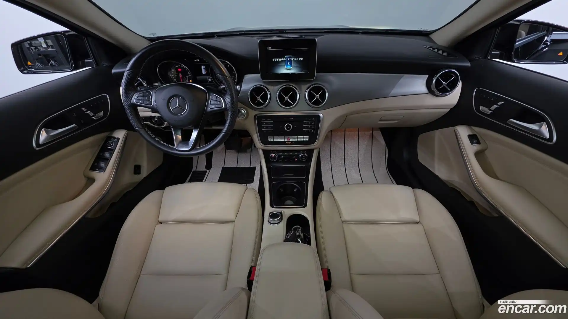 GLA-Class Mercedes-Benz 2019.6-INNER-007