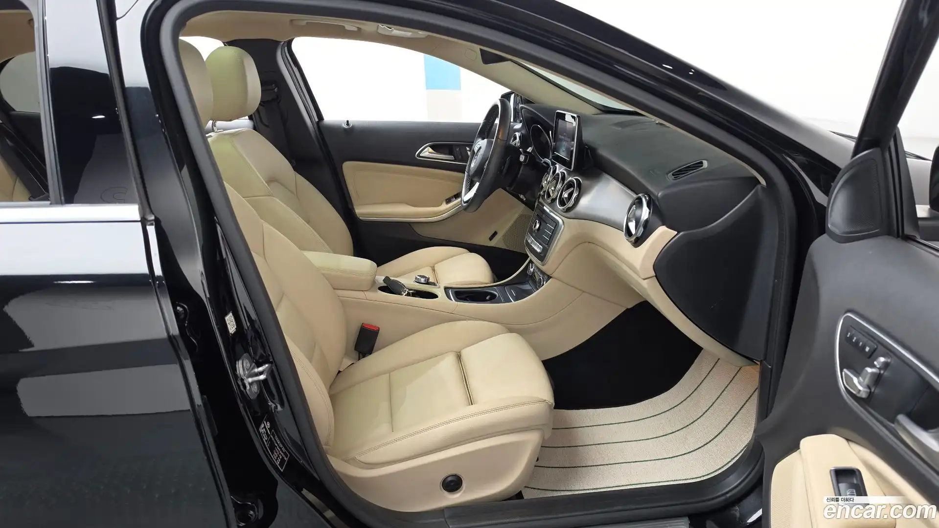 GLA-Class Mercedes-Benz 2019.6-INNER-036