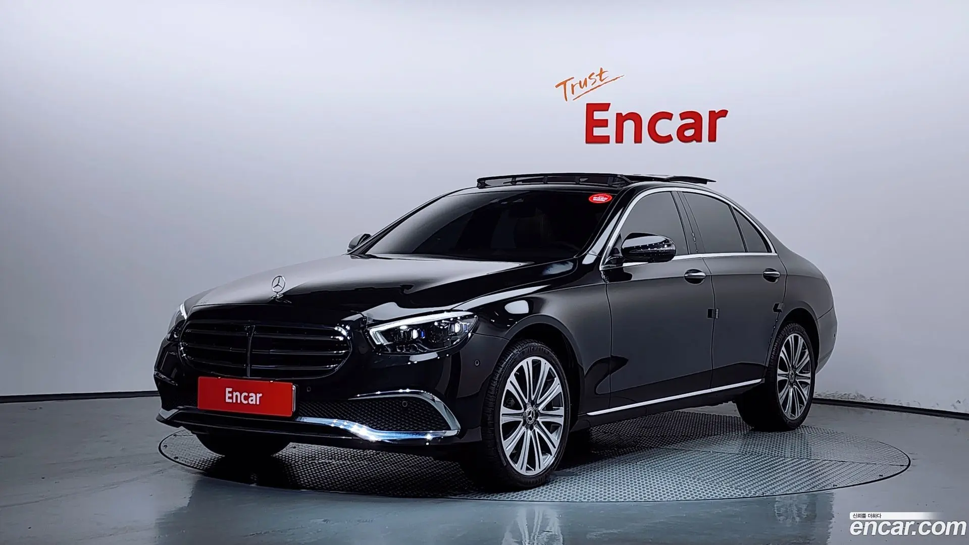 Main__Slider__Photo:E-Class Mercedes-Benz 2023.8-0