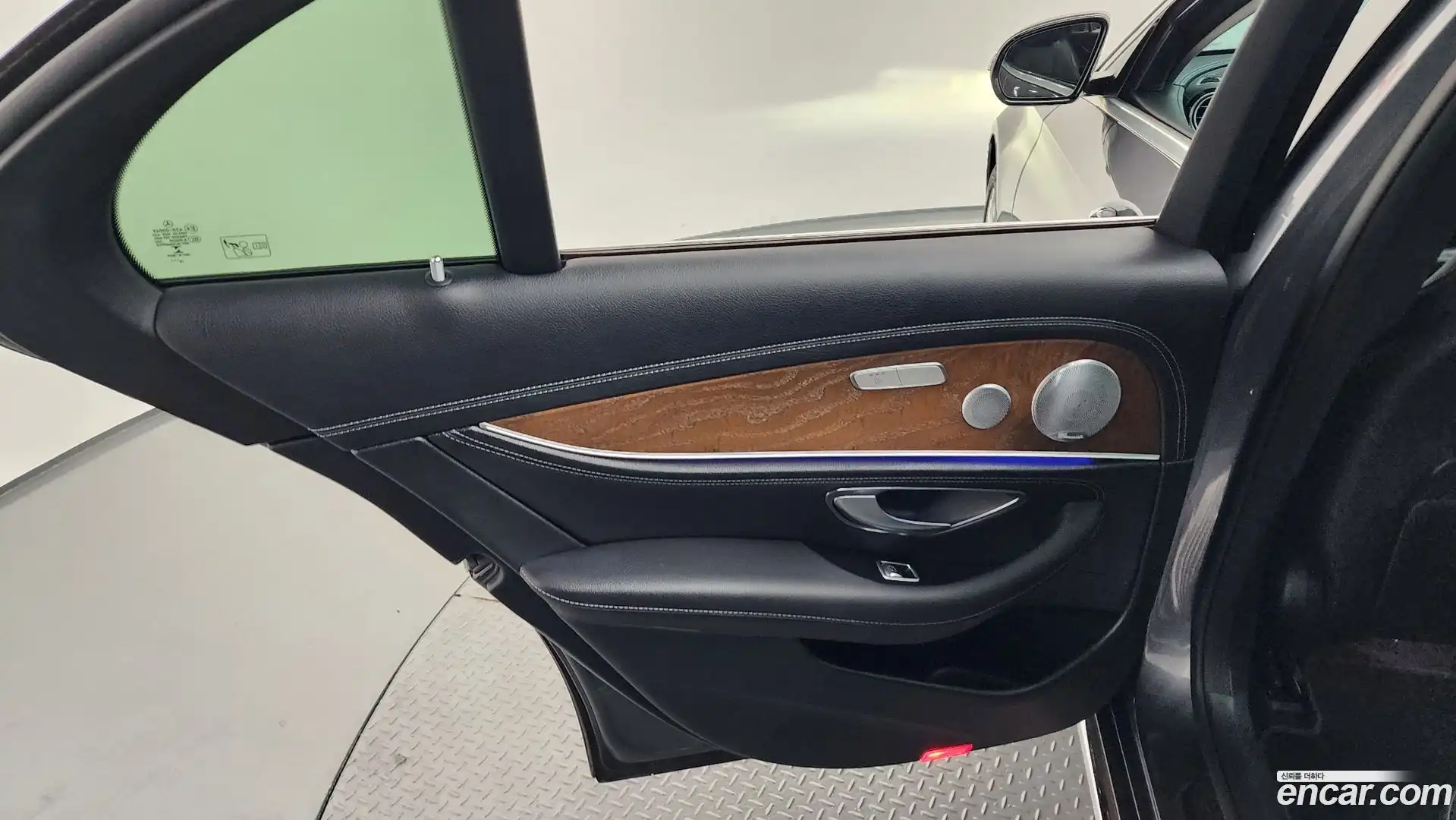 E-Class Mercedes-Benz 2019.0-INNER-035