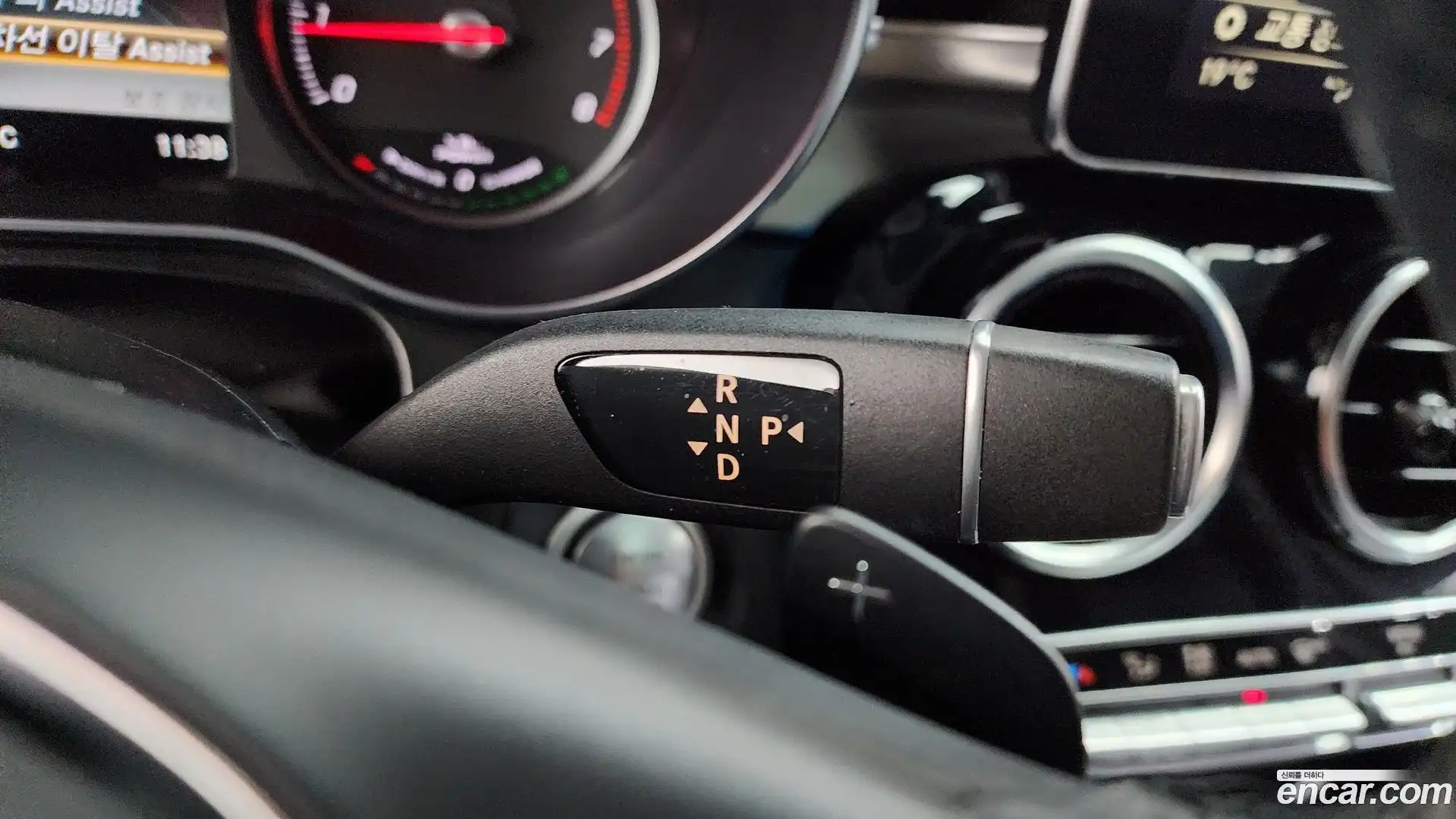 GLC-Class Mercedes-Benz 2018.6-INNER-009