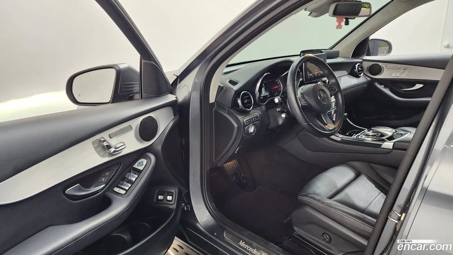 GLC-Class Mercedes-Benz 2018.6-INNER-010