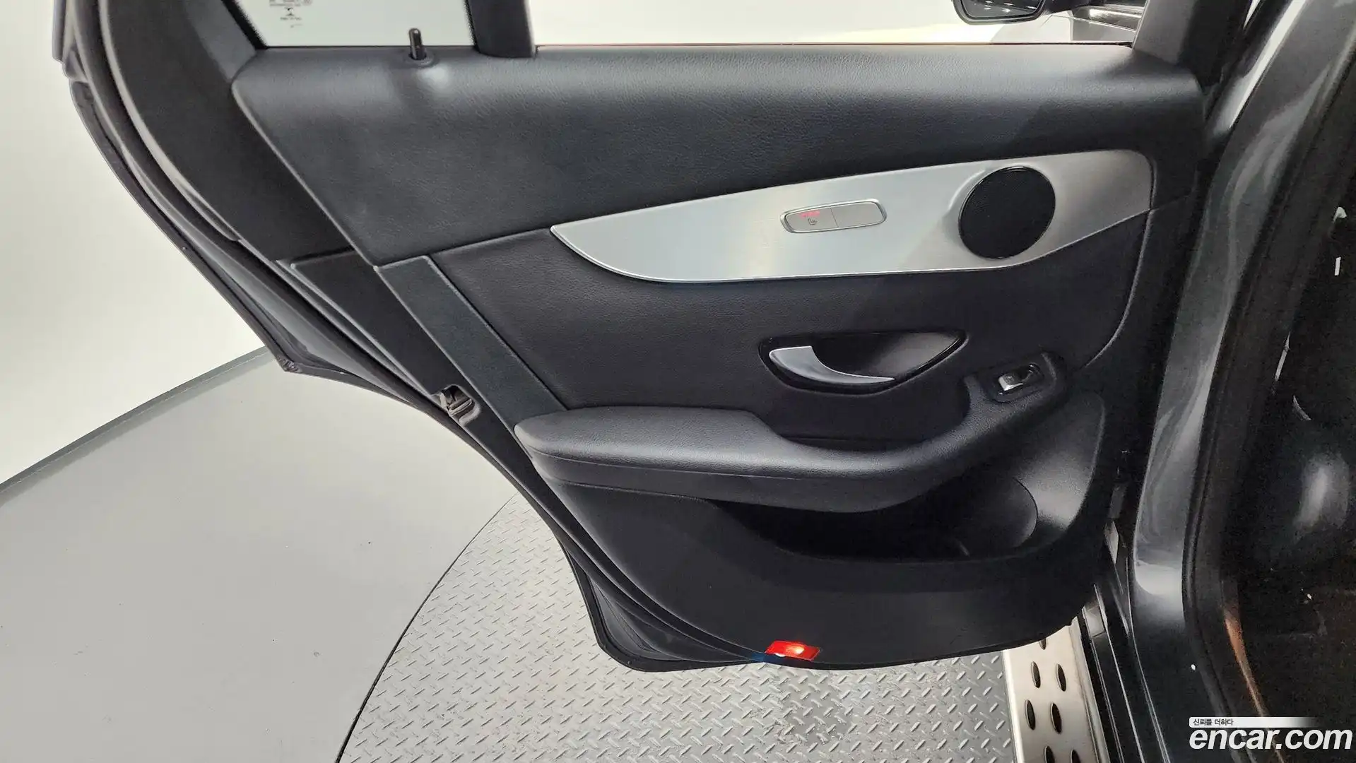 GLC-Class Mercedes-Benz 2018.6-INNER-035