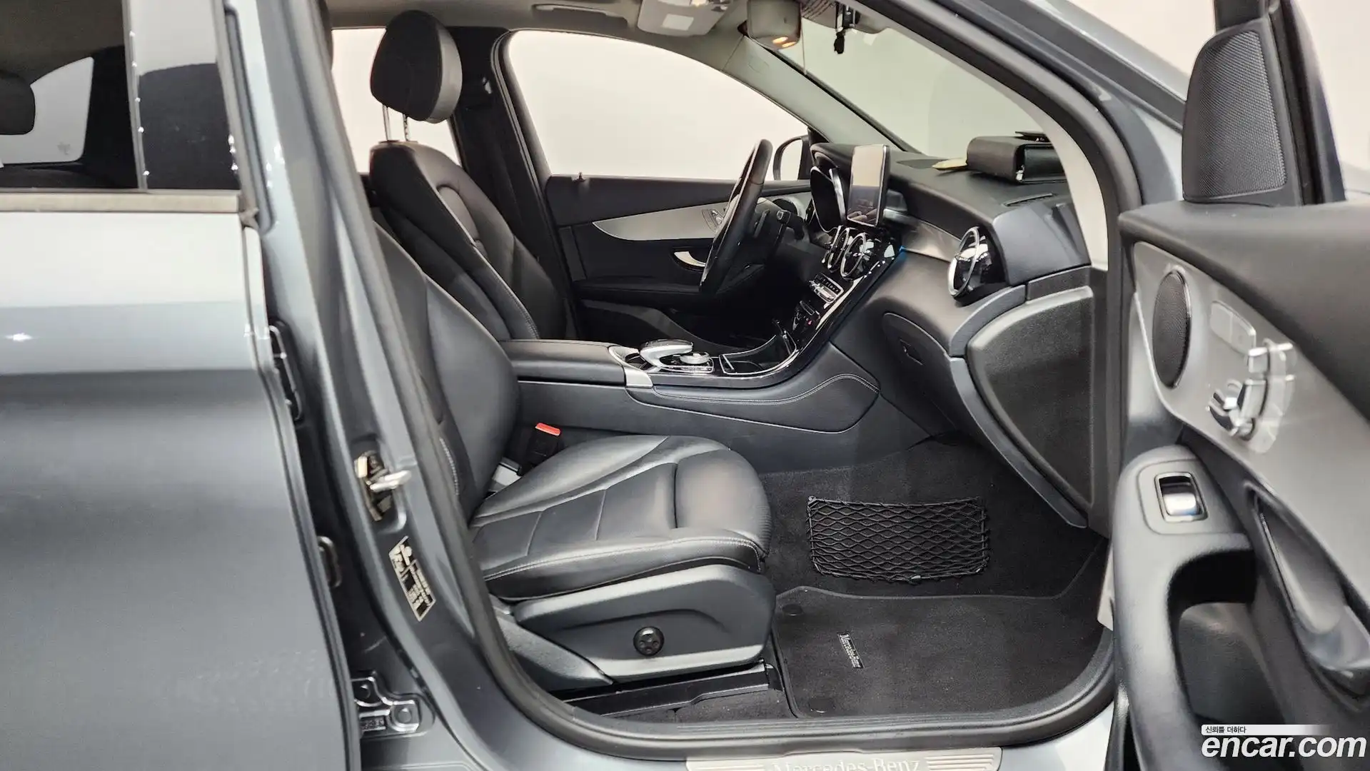 GLC-Class Mercedes-Benz 2018.6-INNER-036