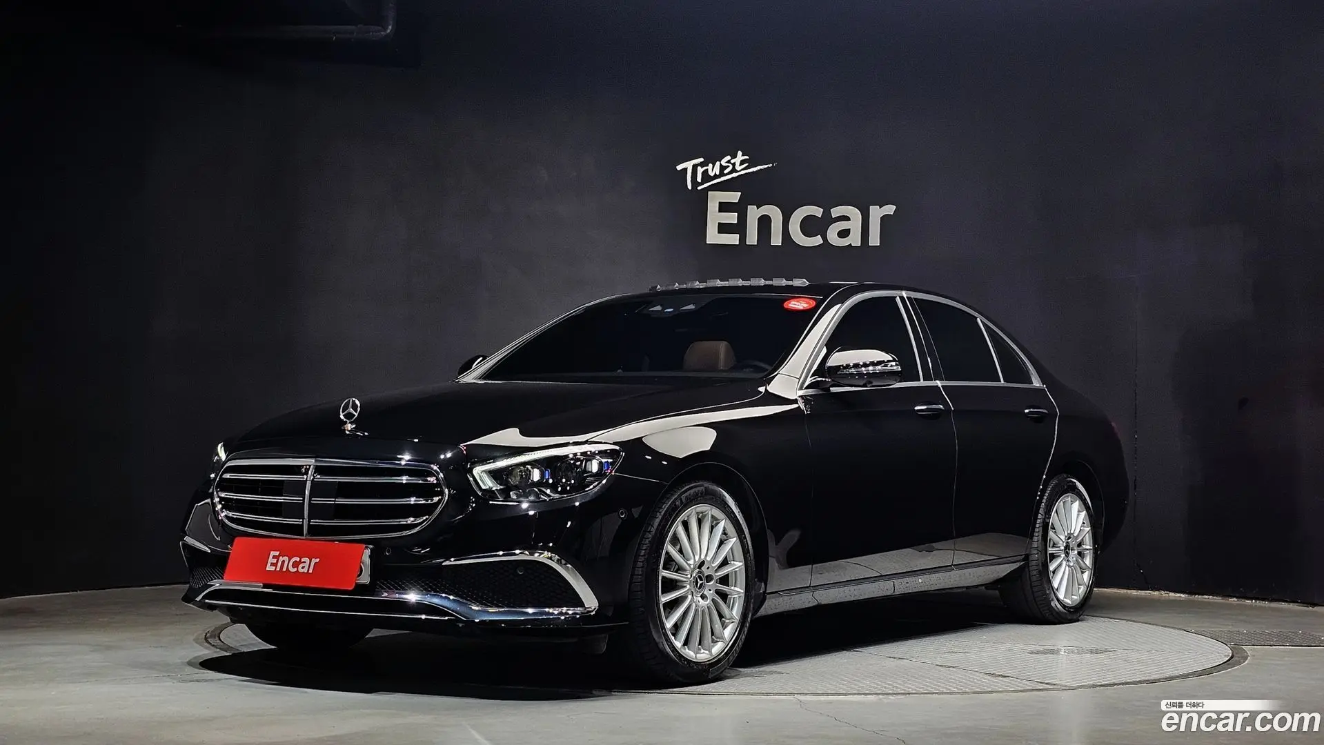 Main__Slider__Photo:E-Class Mercedes-Benz 2023.8-0