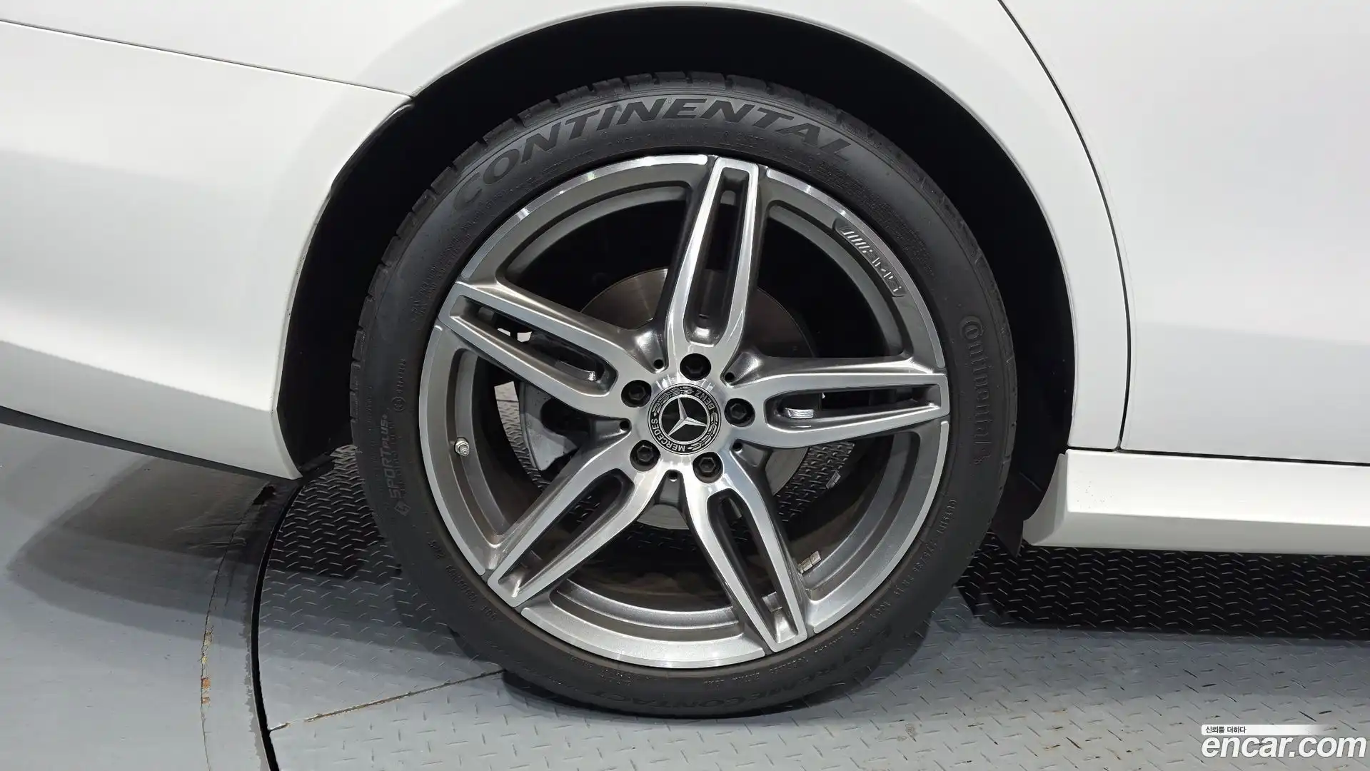 E-Class Mercedes-Benz 2019.0-OUTER-031