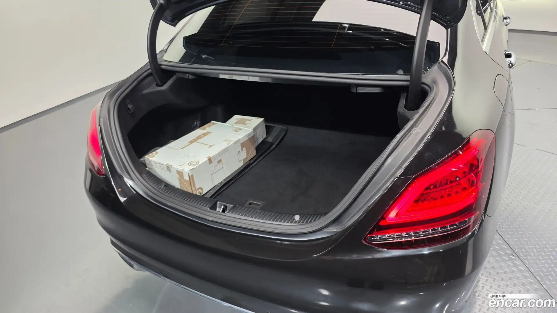 C-Class Mercedes-Benz 2019.1-OPTION-042