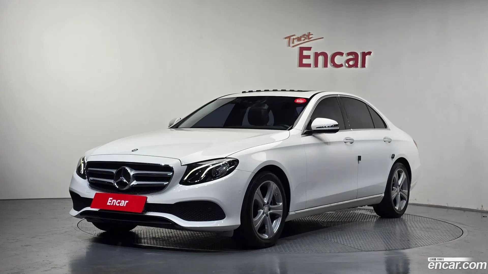 Main__Slider__Photo:E-Class Mercedes-Benz 2016.11-0