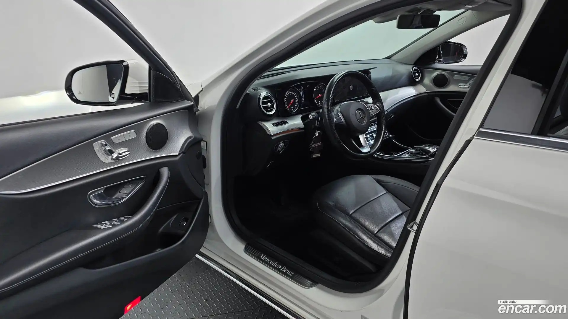 E-Class Mercedes-Benz 2016.11-INNER-010