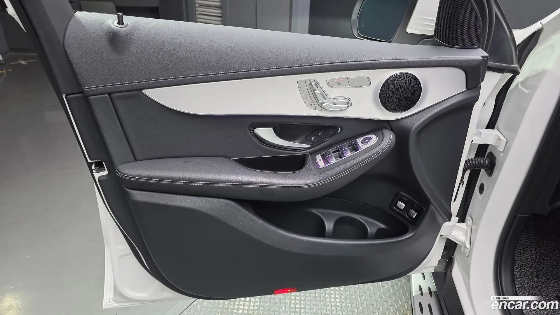 GLC-Class Mercedes-Benz 2021.4-INNER-034