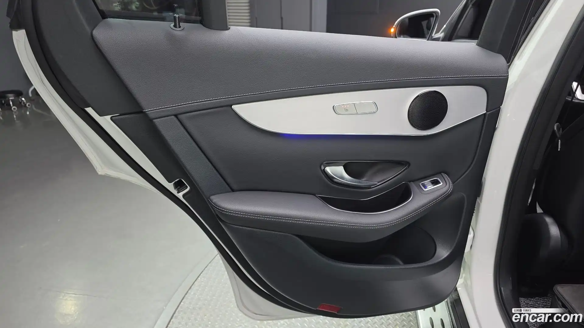 GLC-Class Mercedes-Benz 2021.4-INNER-035