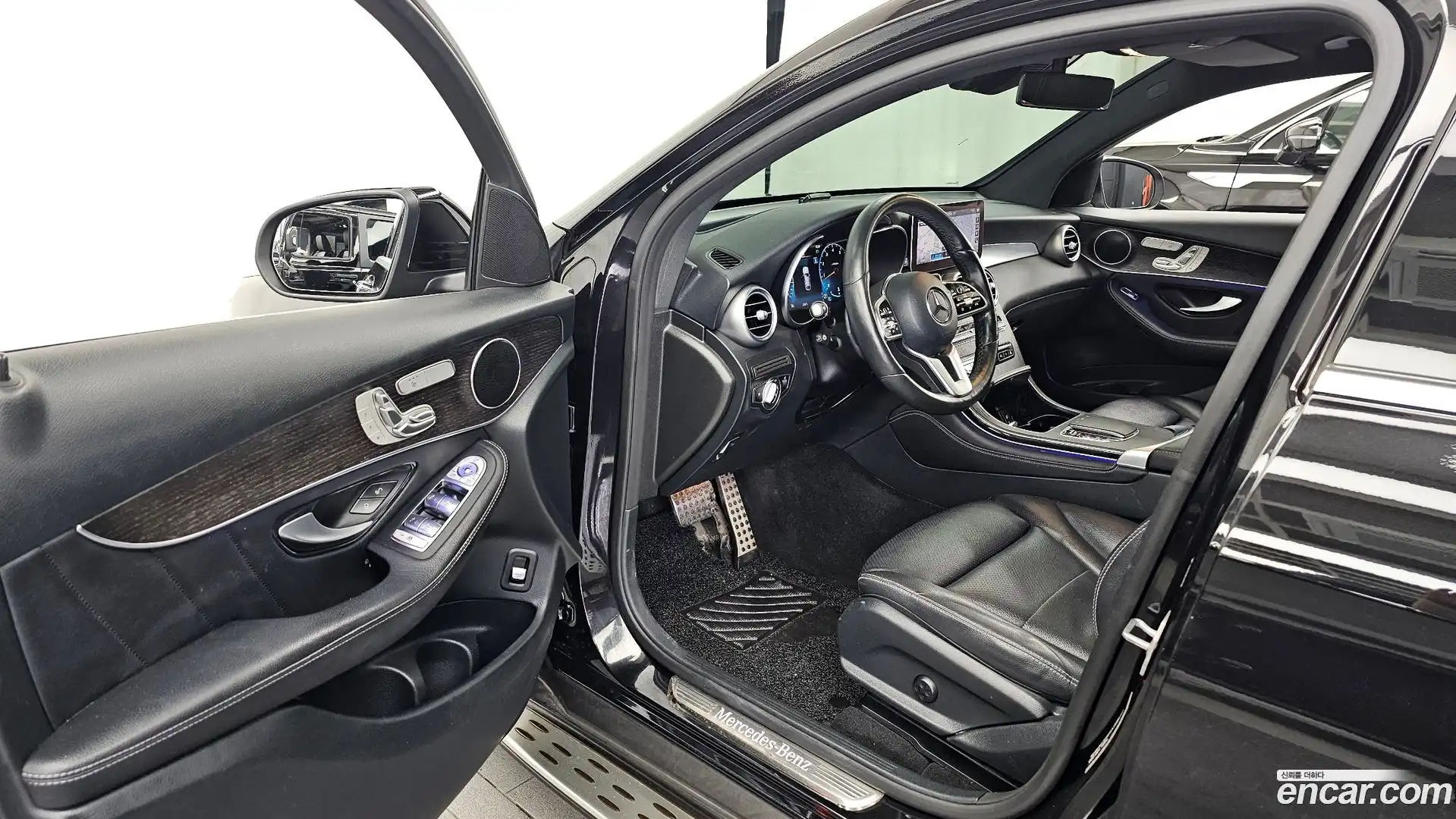 GLC-Class Mercedes-Benz 2020.1-INNER-010
