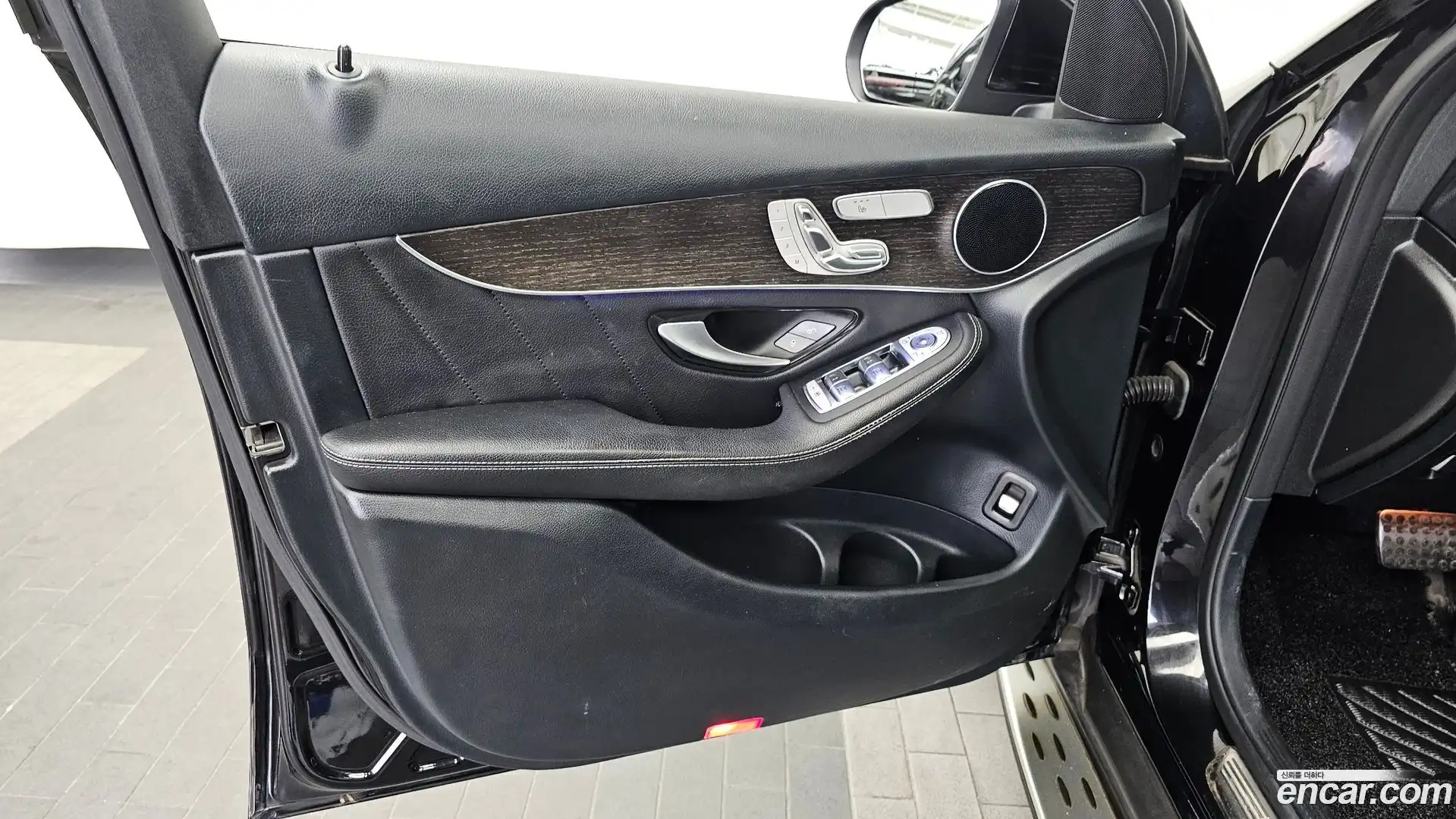 GLC-Class Mercedes-Benz 2020.1-INNER-034