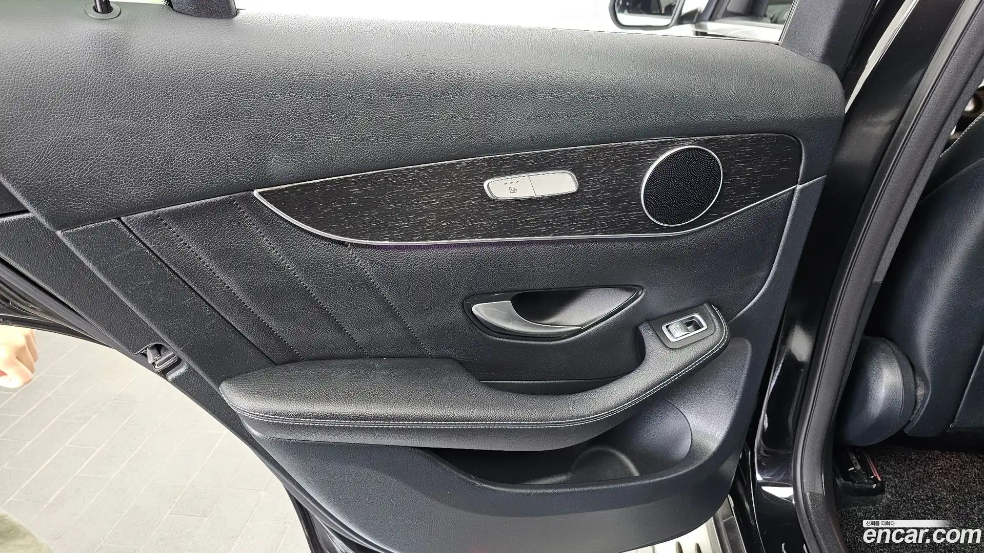 GLC-Class Mercedes-Benz 2020.1-INNER-035