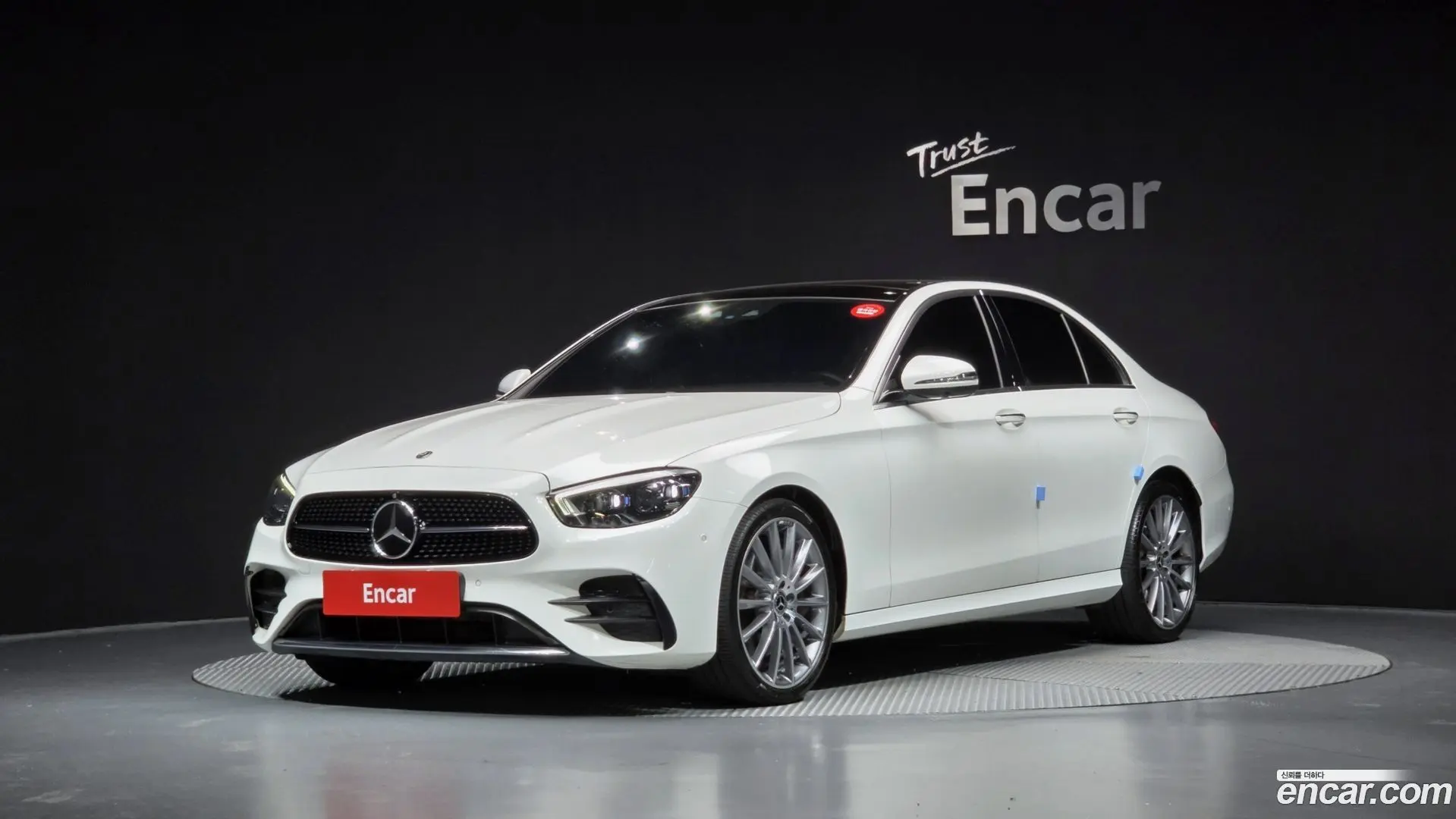 Main__Slider__Photo:E-Class Mercedes-Benz 2022.5-0