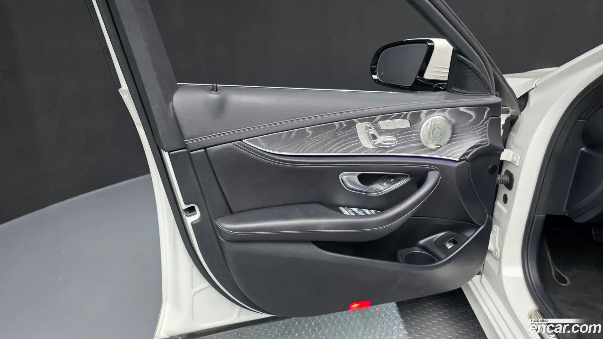 E-Class Mercedes-Benz 2022.5-INNER-034