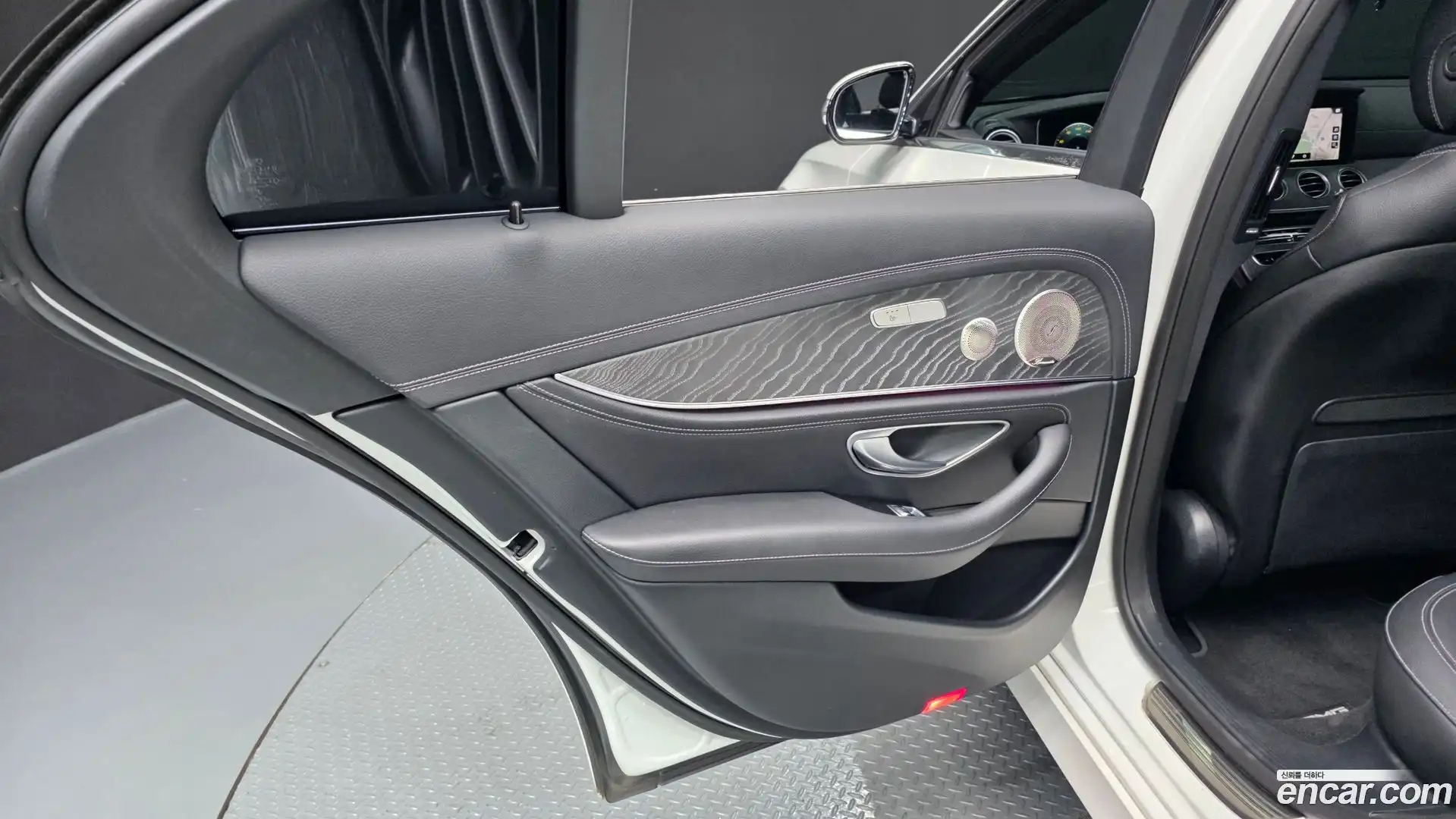 E-Class Mercedes-Benz 2022.5-INNER-035