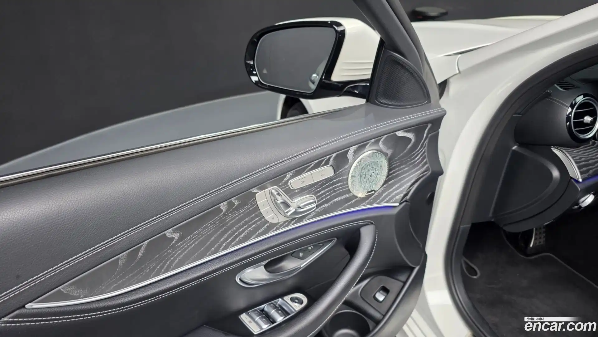 E-Class Mercedes-Benz 2022.5-OPTION-048