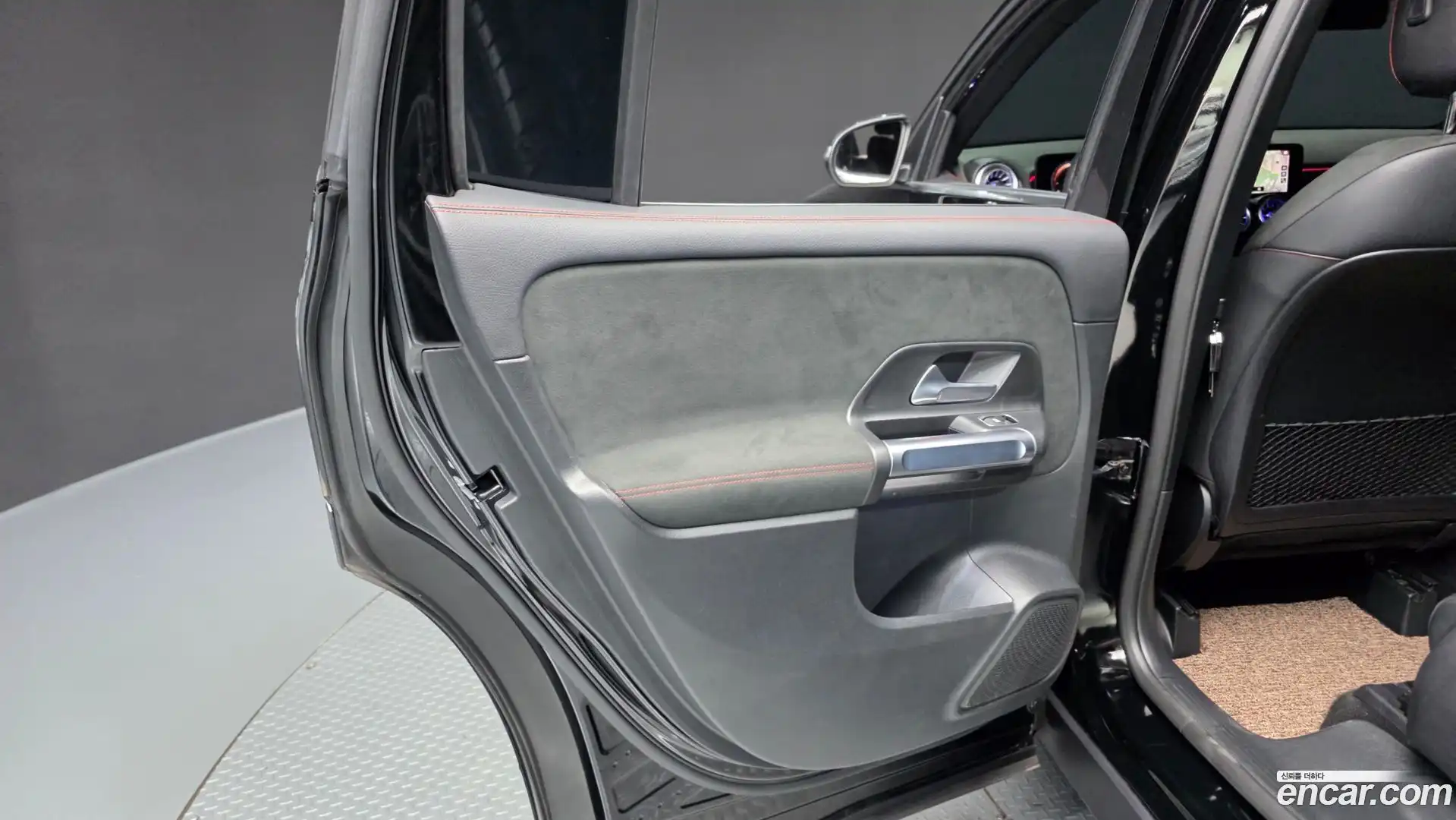 GLB-Class Mercedes-Benz 2023.8-INNER-035