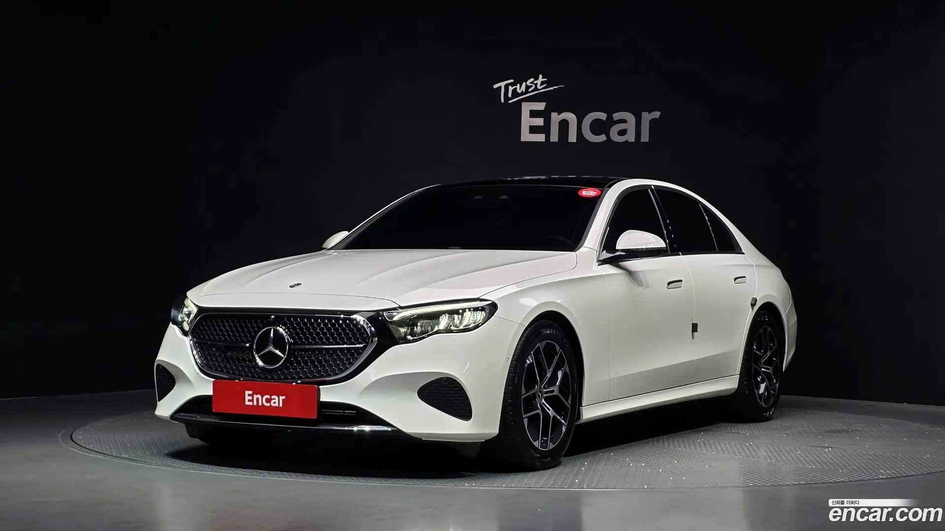 Main__Slider__Photo:E-Class Mercedes-Benz 2024.8-0