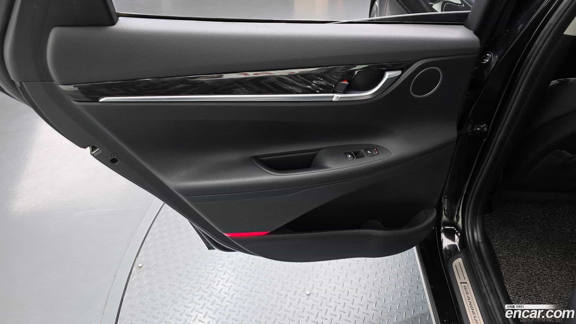 Grandeur Hyundai 2017.10-INNER-035