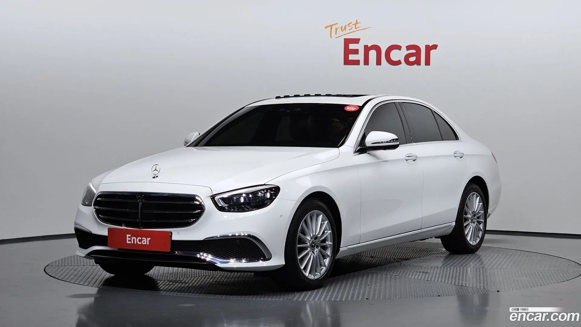 Main__Slider__Photo:E-Class Mercedes-Benz 2023.9-0