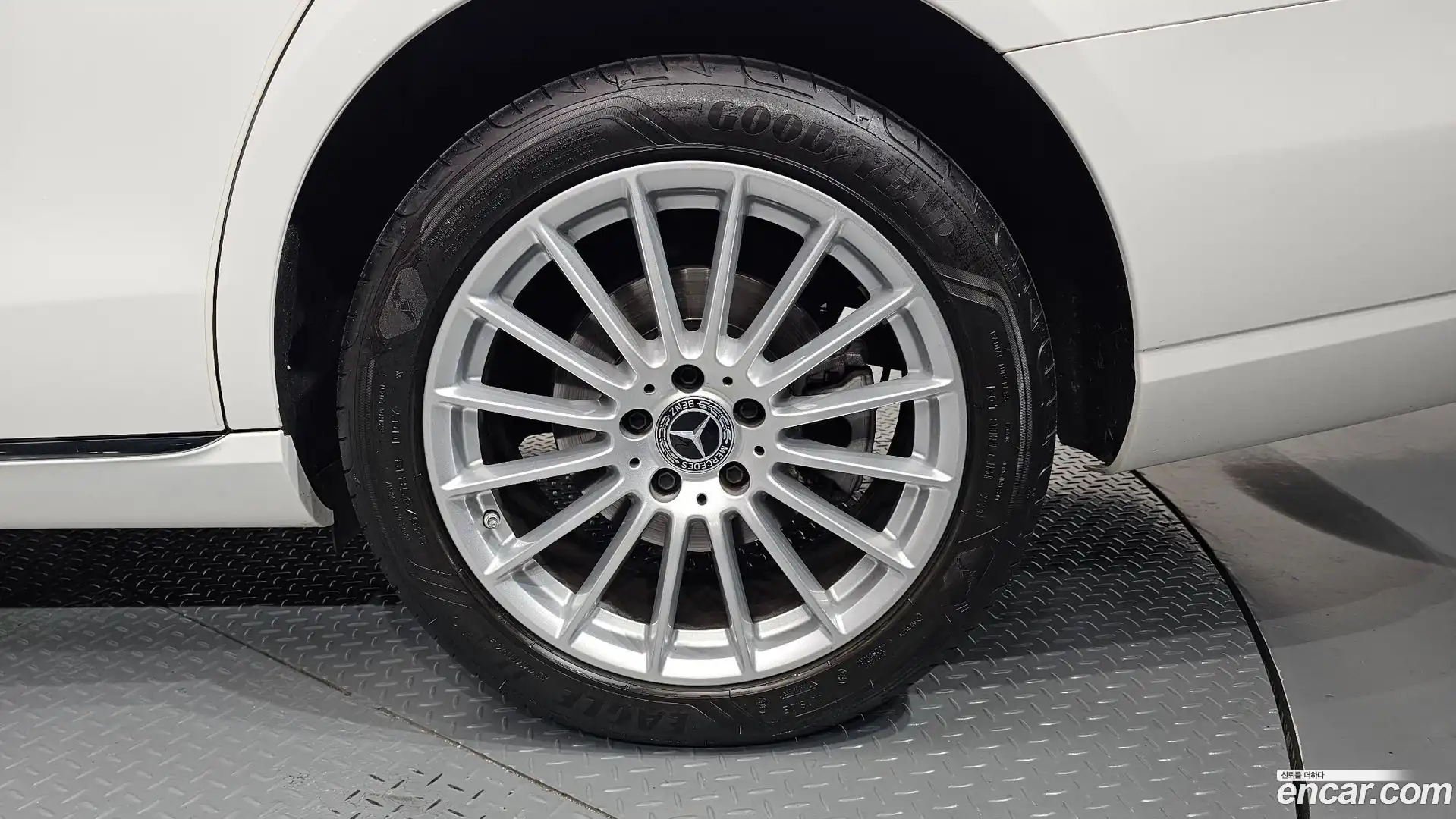 E-Class Mercedes-Benz 2023.9-OUTER-031