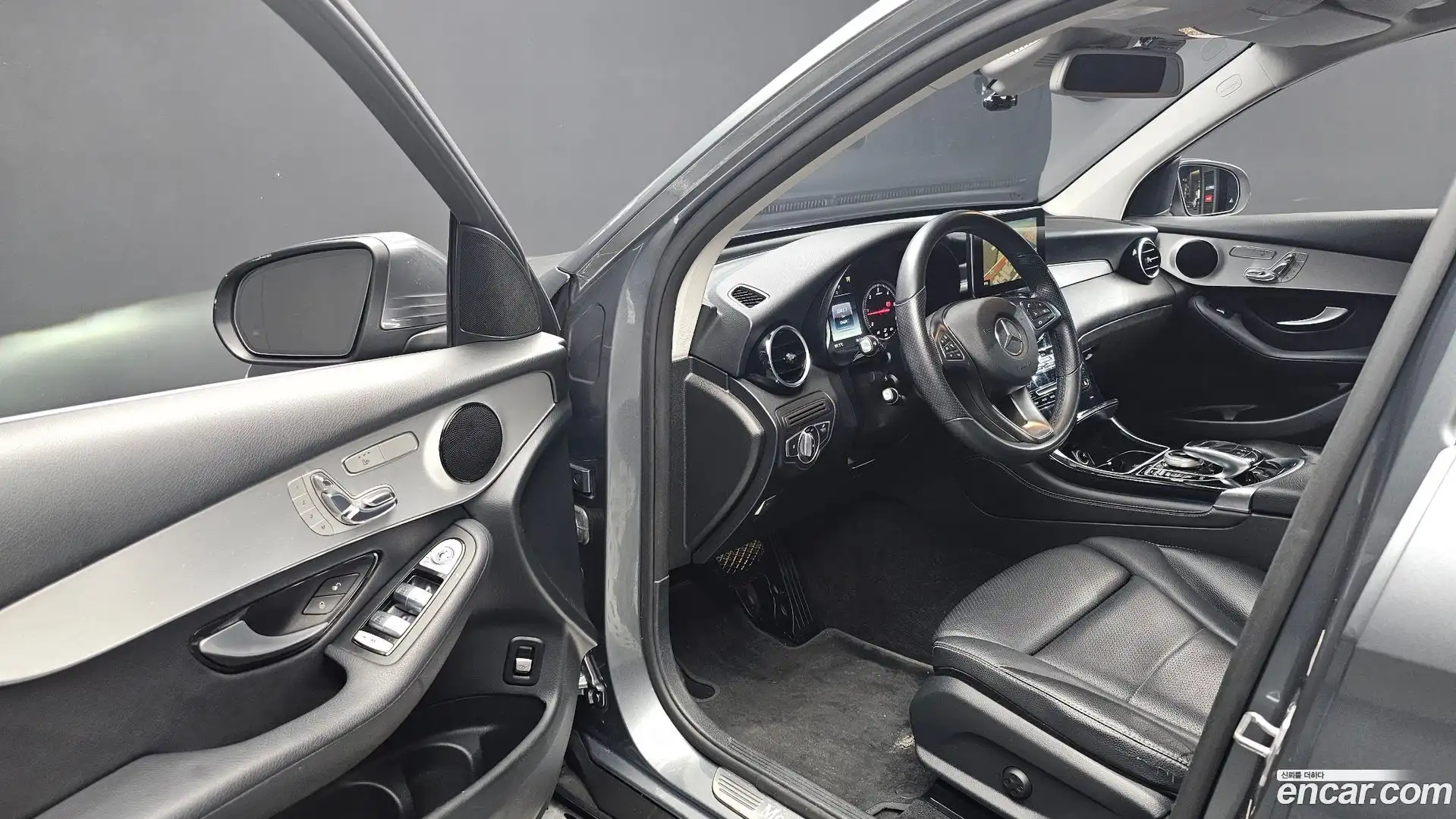 GLC-Class Mercedes-Benz 2017.3-INNER-010