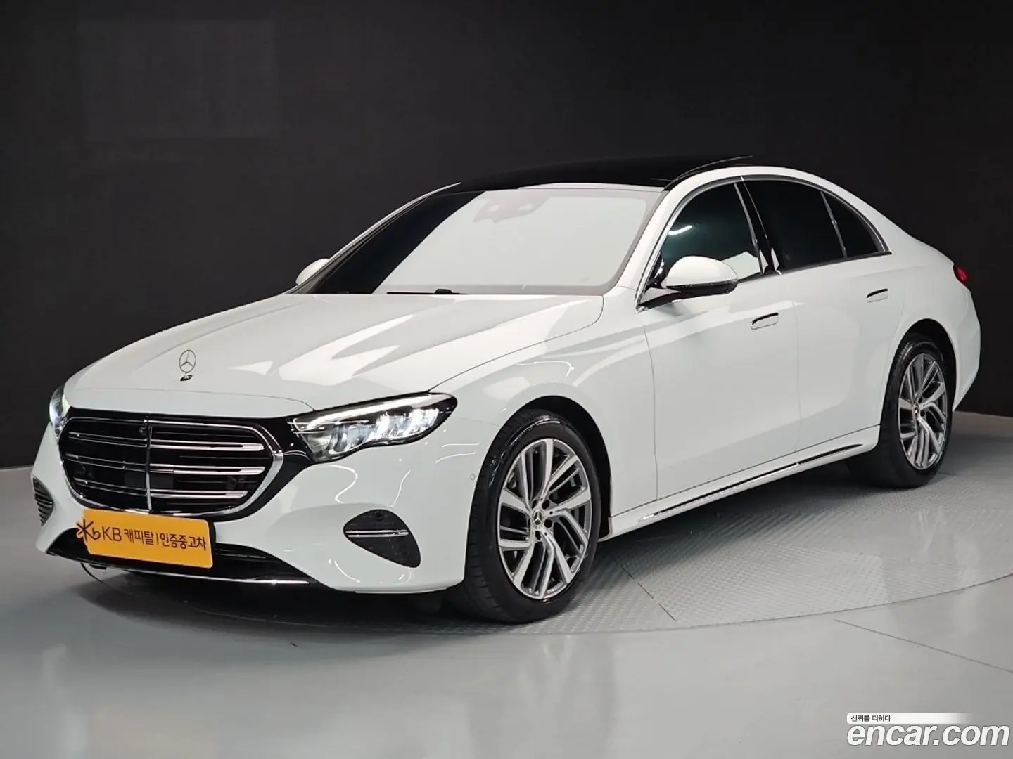 Main__Slider__Photo:E-Class Mercedes-Benz 2024.9-0