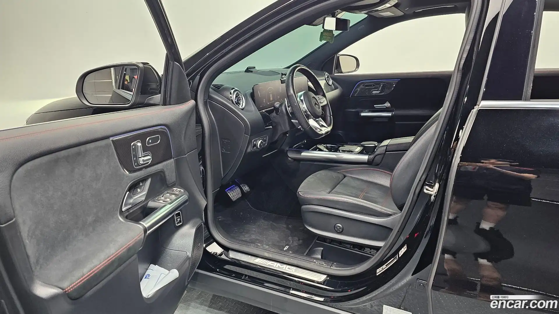 GLA-Class Mercedes-Benz 2023.1-INNER-010