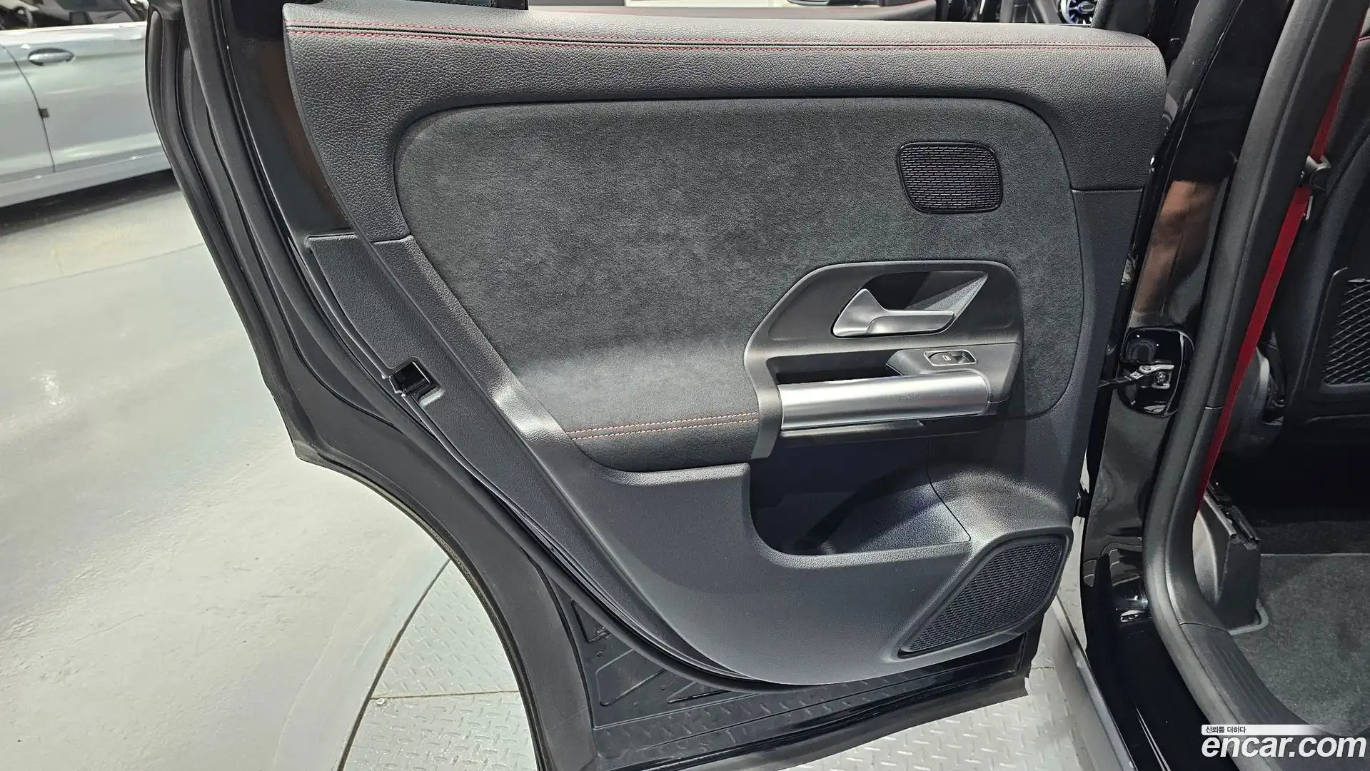 GLA-Class Mercedes-Benz 2023.1-INNER-035