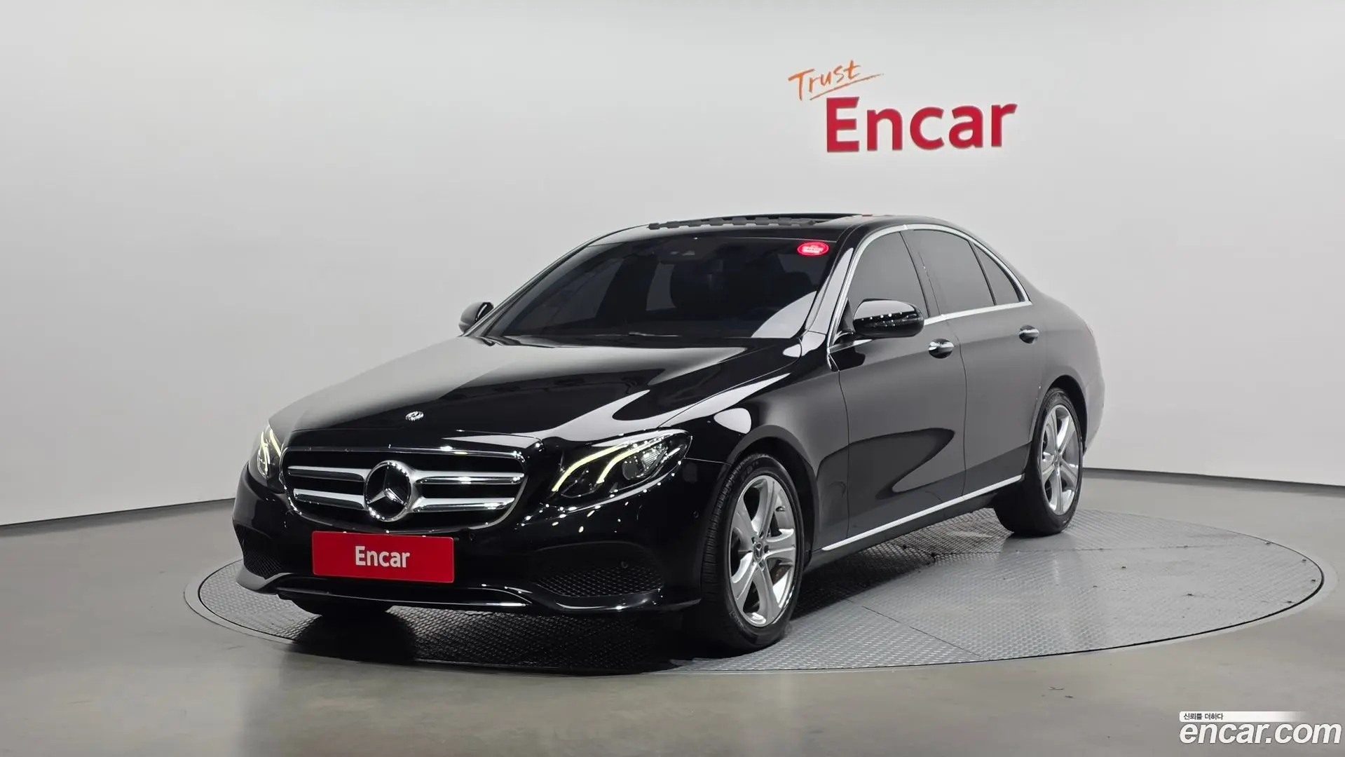 Main__Slider__Photo:E-Class Mercedes-Benz 2018.2-0