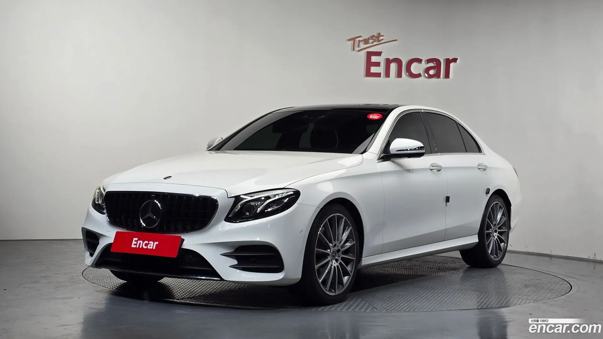 Main__Slider__Photo:E-Class Mercedes-Benz 2019.8-0