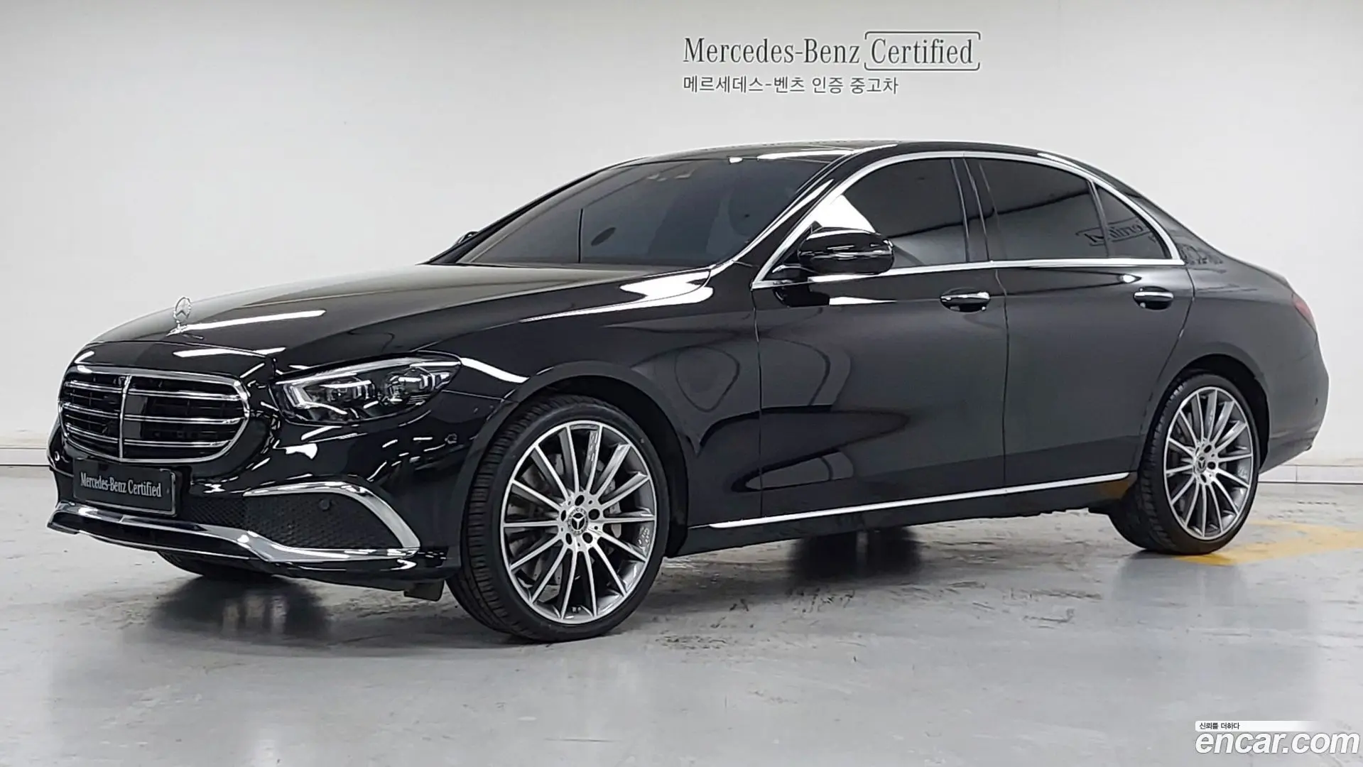 Main__Slider__Photo:E-Class Mercedes-Benz 2023.8-0