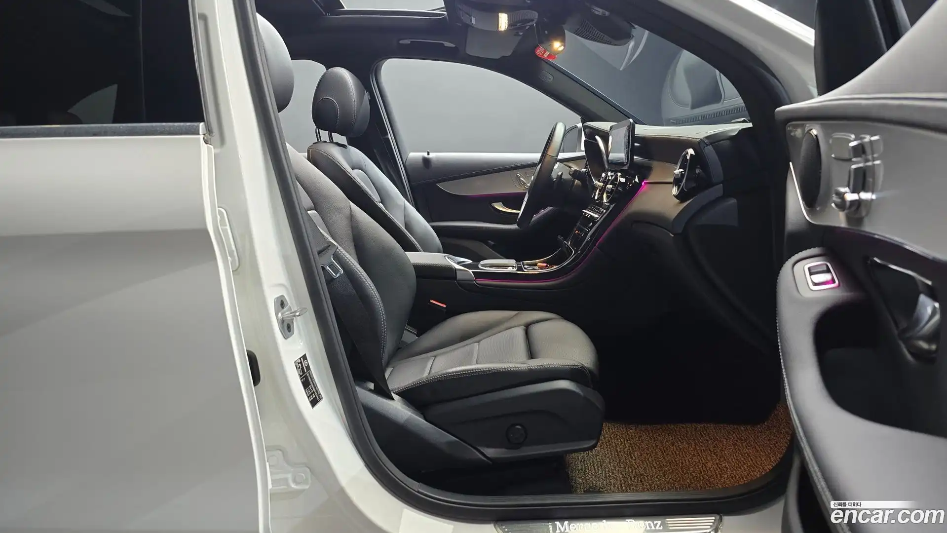 GLC-Class Mercedes-Benz 2021.4-INNER-036