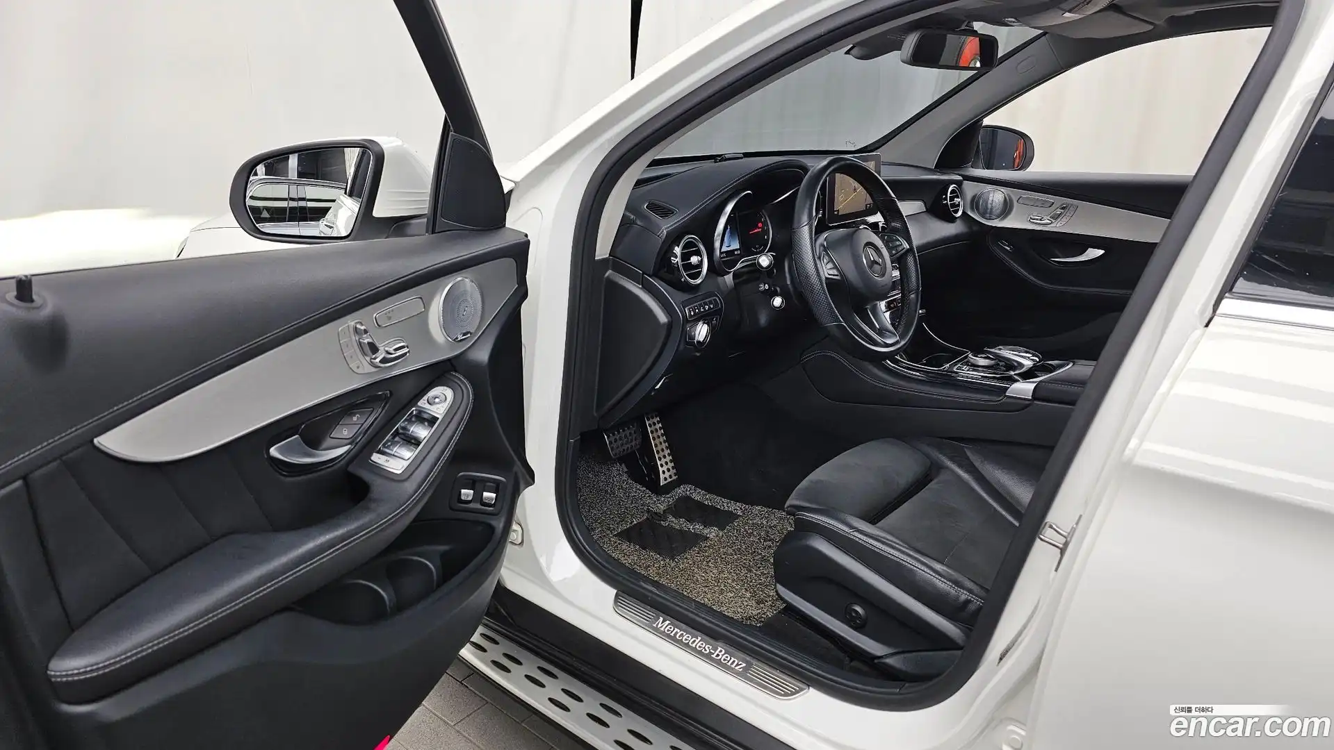GLC-Class Mercedes-Benz 2018.11-INNER-010