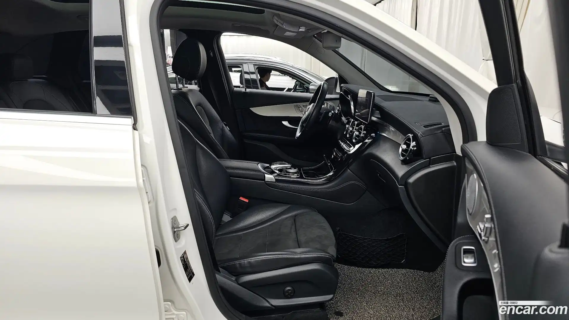 GLC-Class Mercedes-Benz 2018.11-OPTION-015