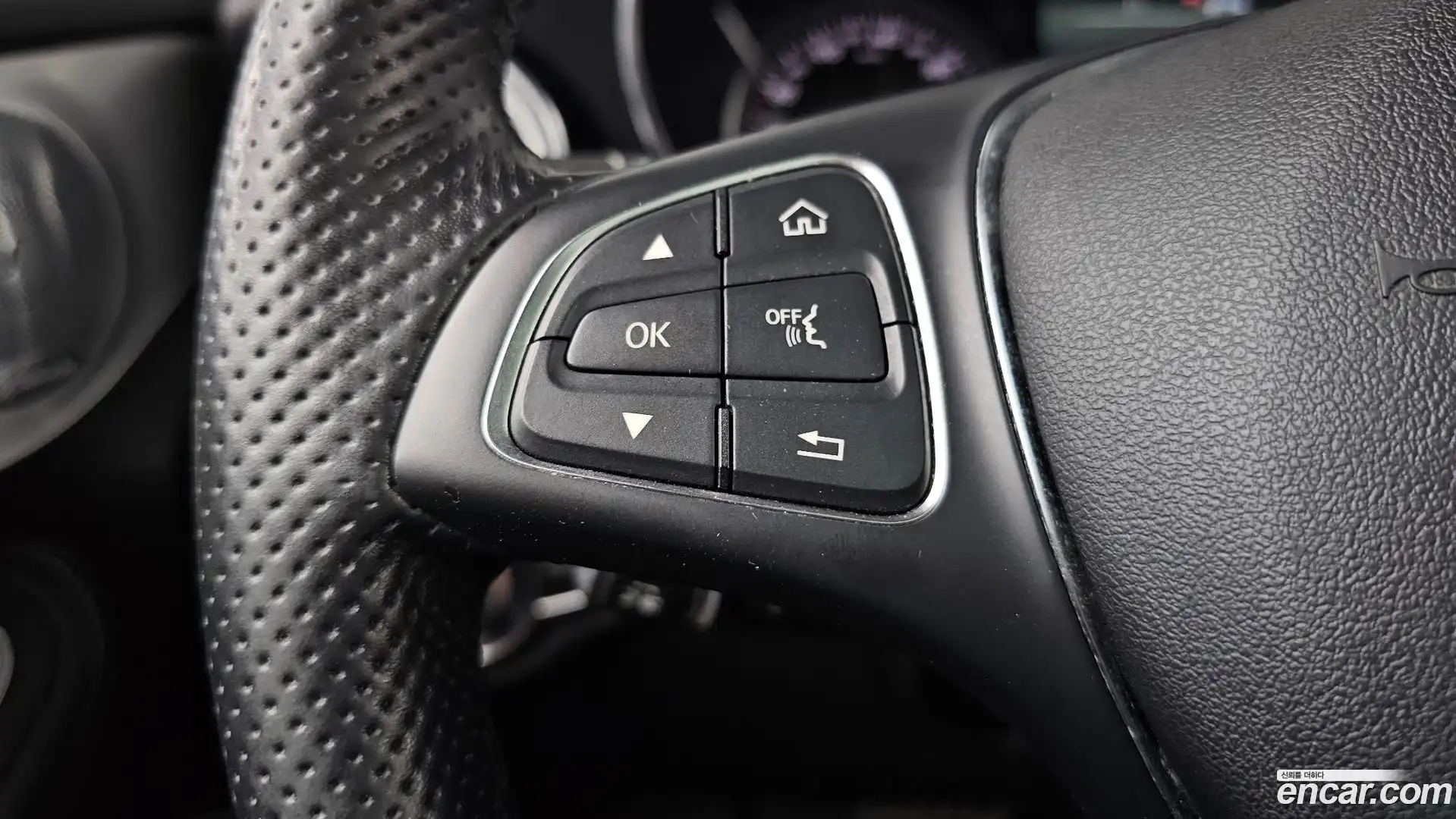 GLC-Class Mercedes-Benz 2018.11-INNER-036