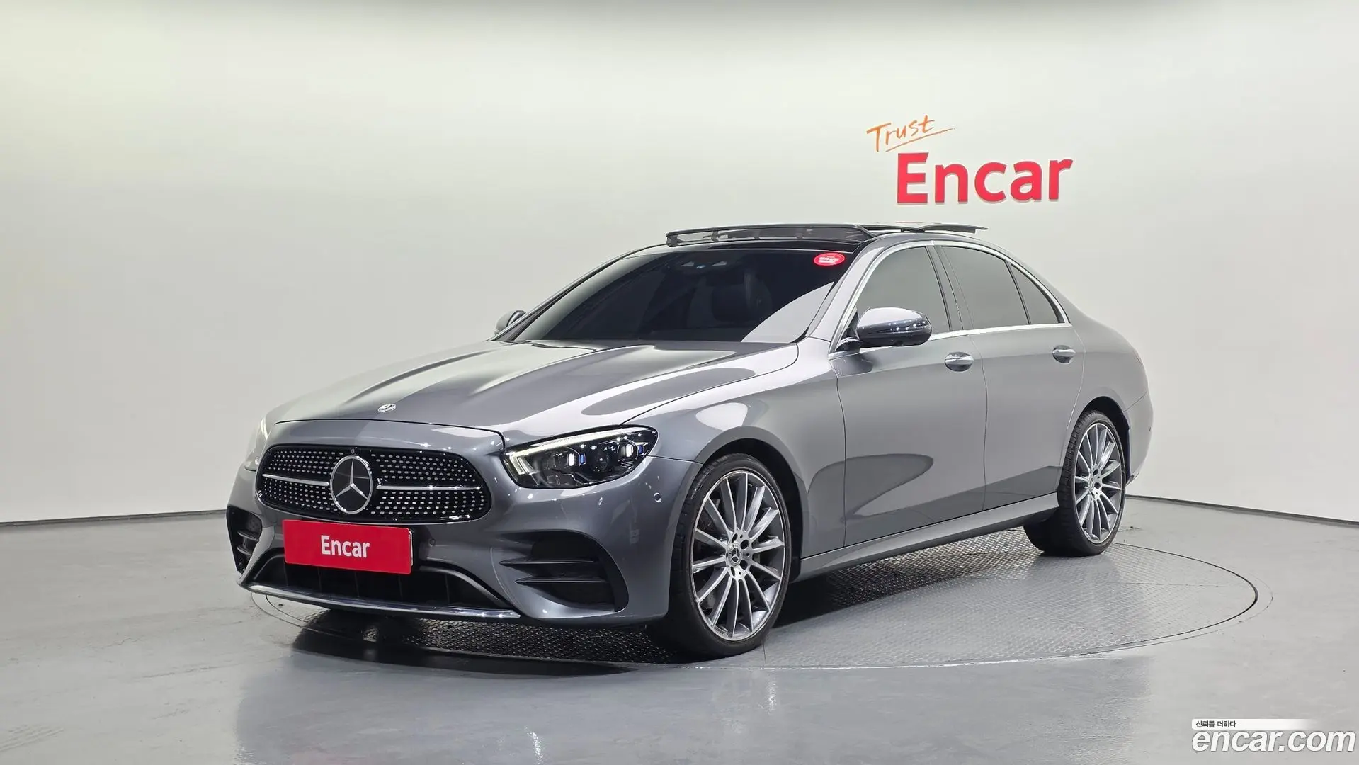 Main__Slider__Photo:E-Class Mercedes-Benz 2022.5-0